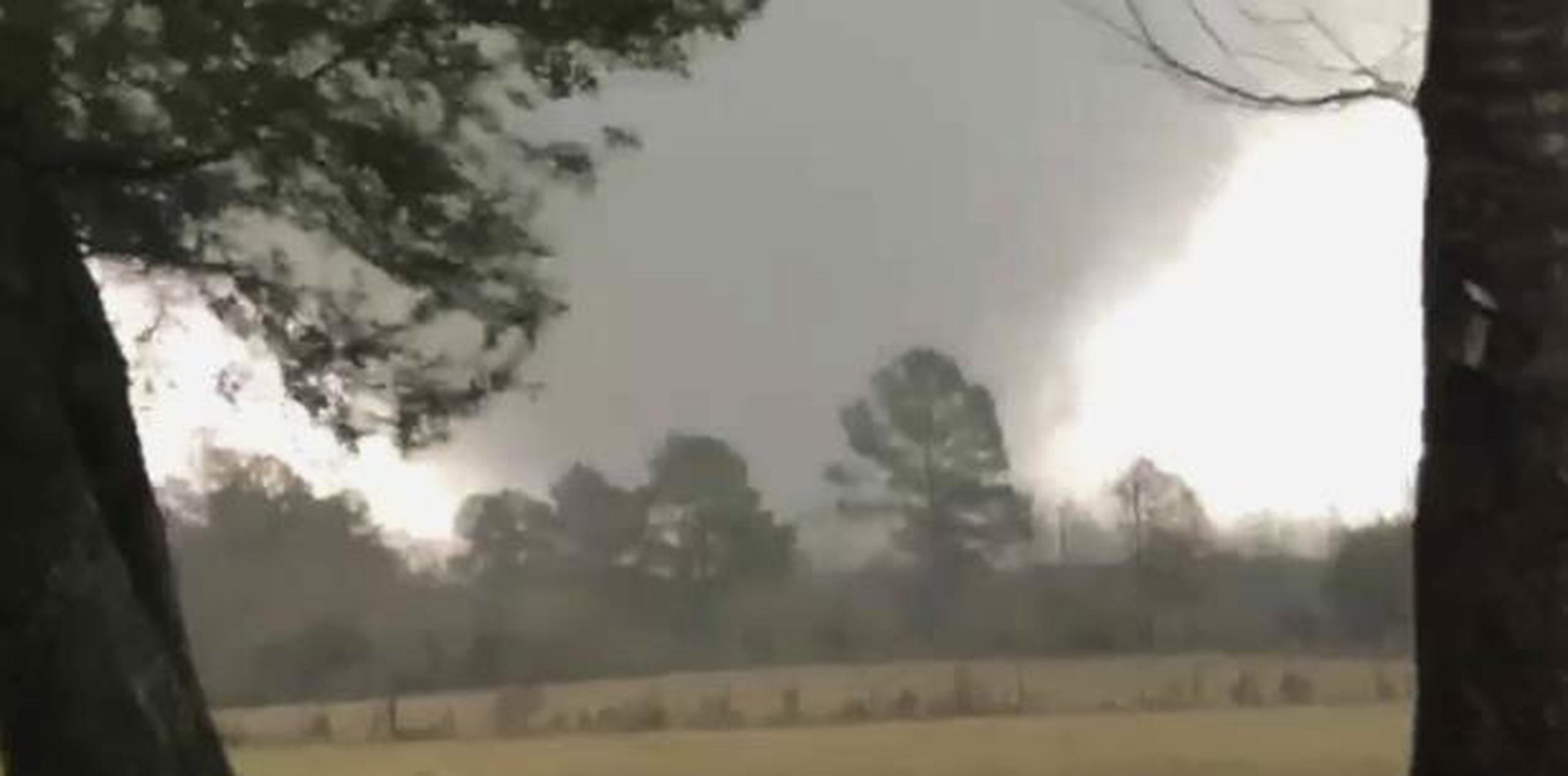 Foto provista por Heather Welch que muestra un tornado ayer en Rosepine, Luisiana. (AP)
