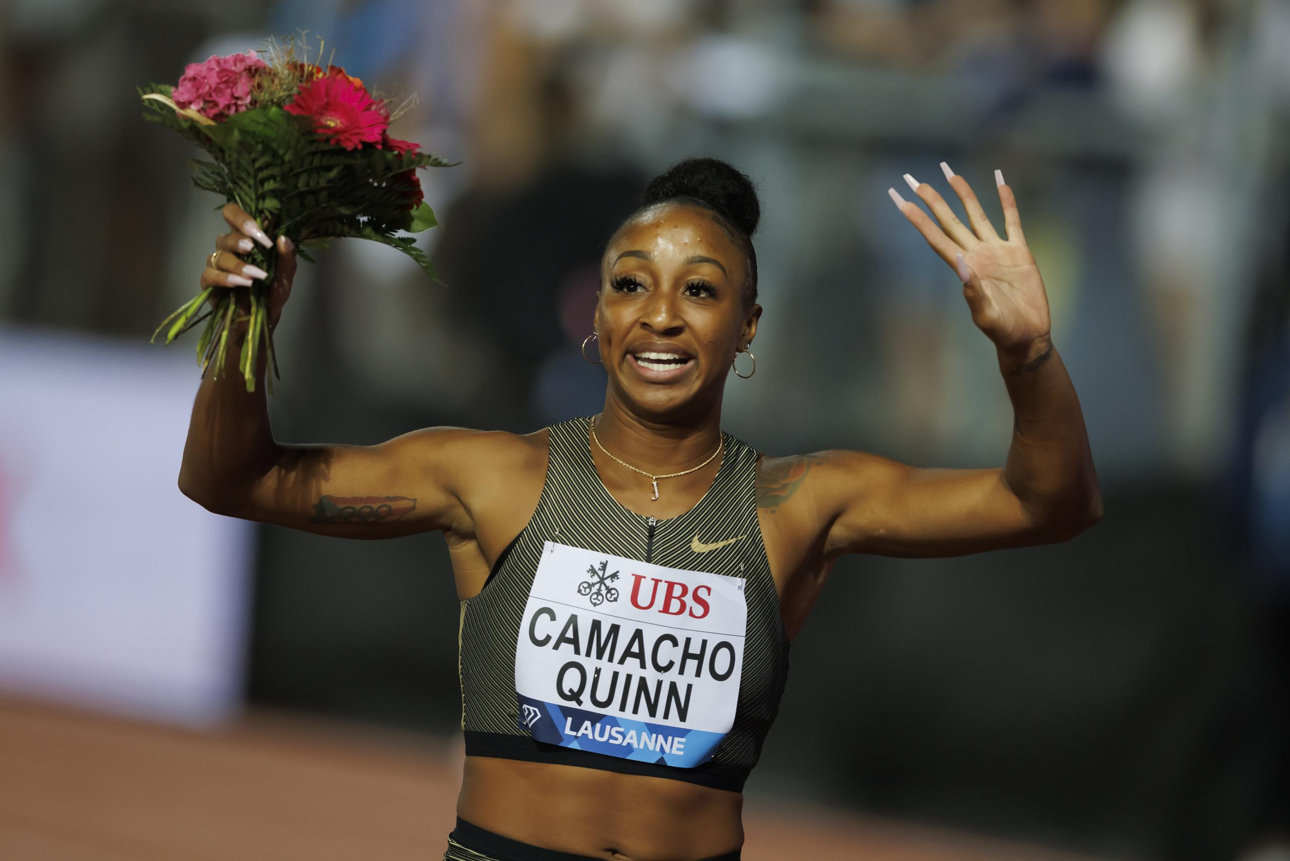 La puertorriqueña Jasmine Camacho-Quinn, saluda luego de ganar los 110 metros con vallas en Lausanne, Suiza, como parte de la Liga Diamante.