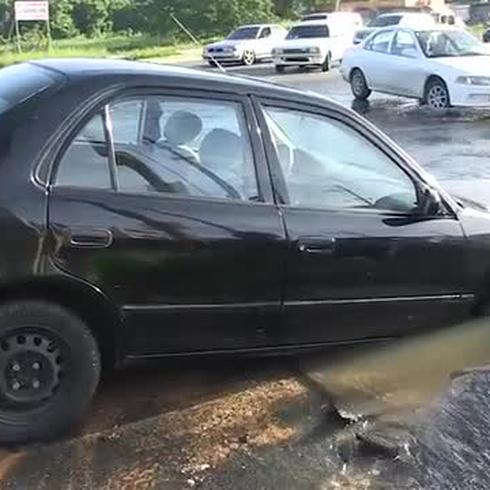 Cae vehículo en un hoyo tras explotar tubería