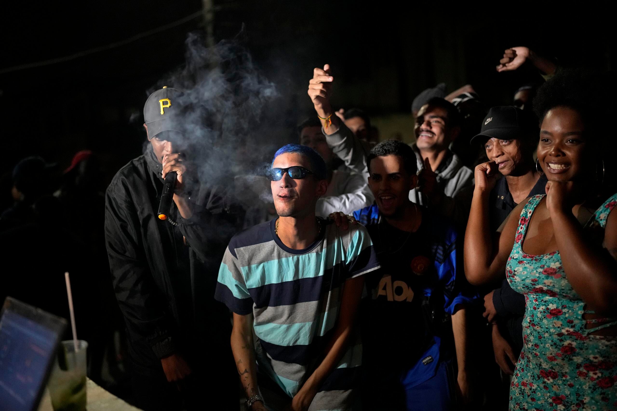 Artistas de rap en la favela como Kunk están comenzando a competir nuevamente desde que la pandemia de COVID-19 redujo las reuniones públicas, lo que representa una señal del regreso a la normalidad para los amantes de la música.