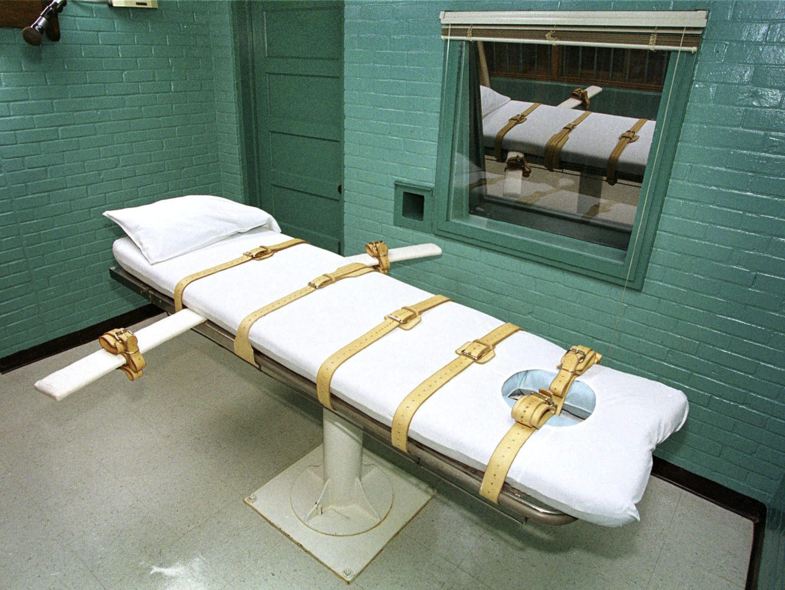 Según datos del Departamento de Correcciones (Prisiones) de Florida, actualmente hay unos 300 presos en el “corredor de la muerte”, como se conoce el lugar donde permanecen los que van a ser ejecutados.