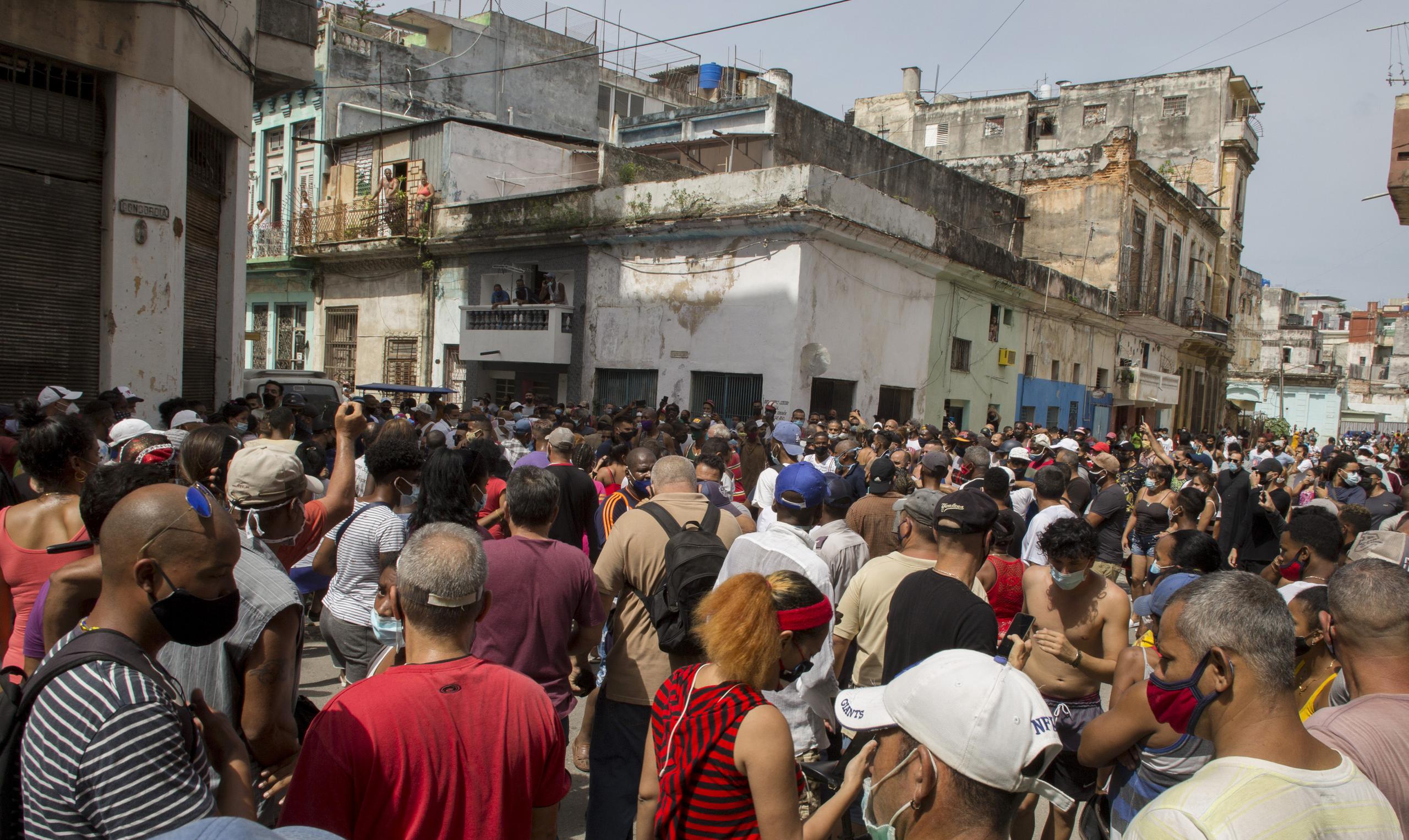Una multitud protesta contra el gobierno el domingo 11 de julio de 2021, en La Habana, Cuba.