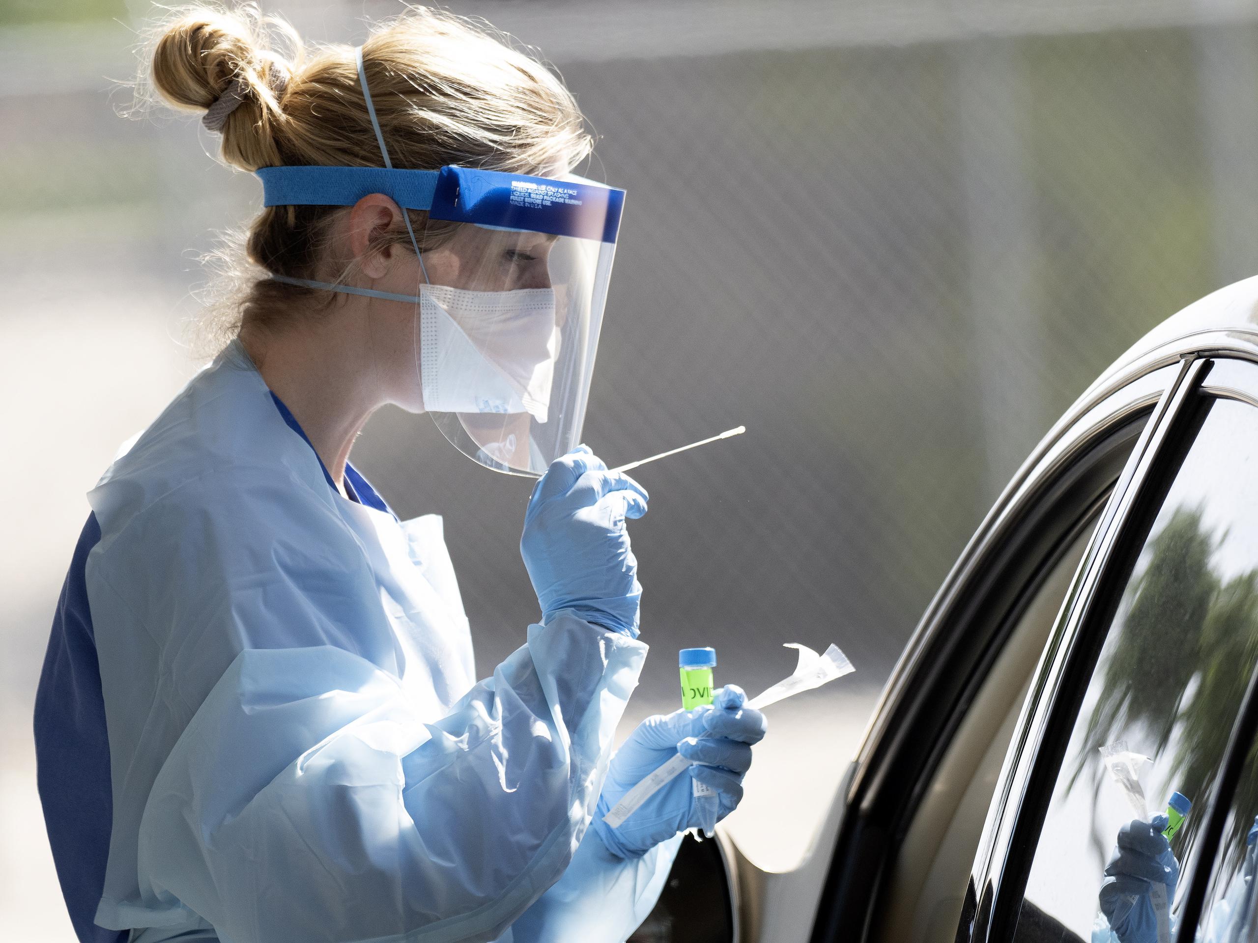 Una trabajadora de salud realiza una prueba molecular a una persona.