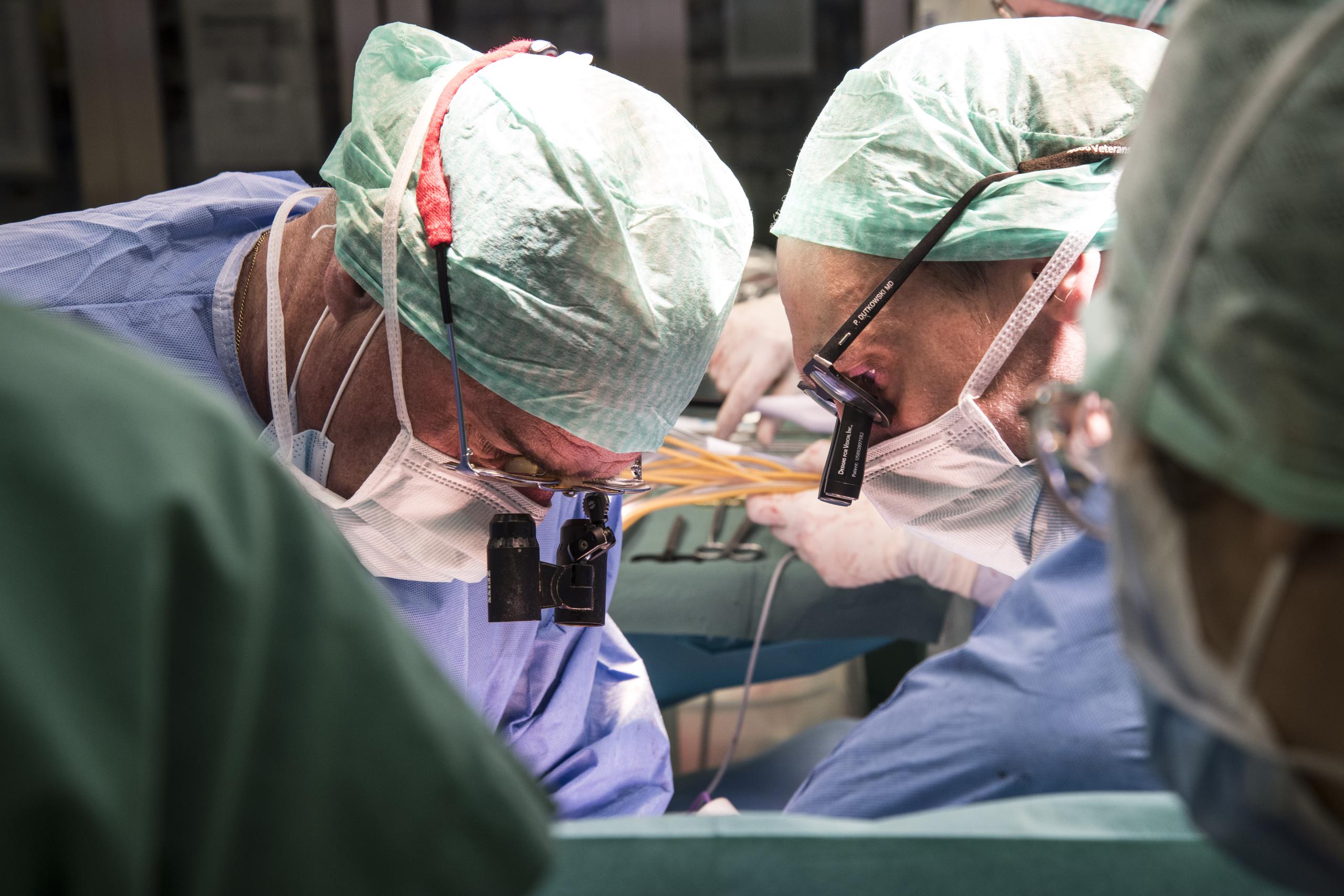 Los profesores Pierre-Alain Clavien y Philipp Dutkowski durante el trasplante del hígado tratado en la máquina. (EFE/Imagen cedida por el Hospital Universitario de Zúrich)