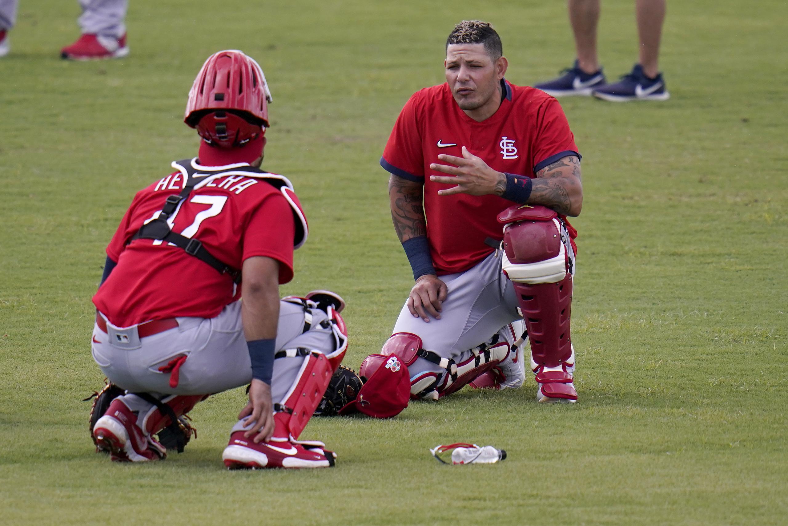 El receptor de San Luis, Yadier Molina (derecha), charla con el también receptor Iván Herrera durante un entrenamiento en Jupiter, Florida. Molina regresa con los Cardinals para una 18va temporada.