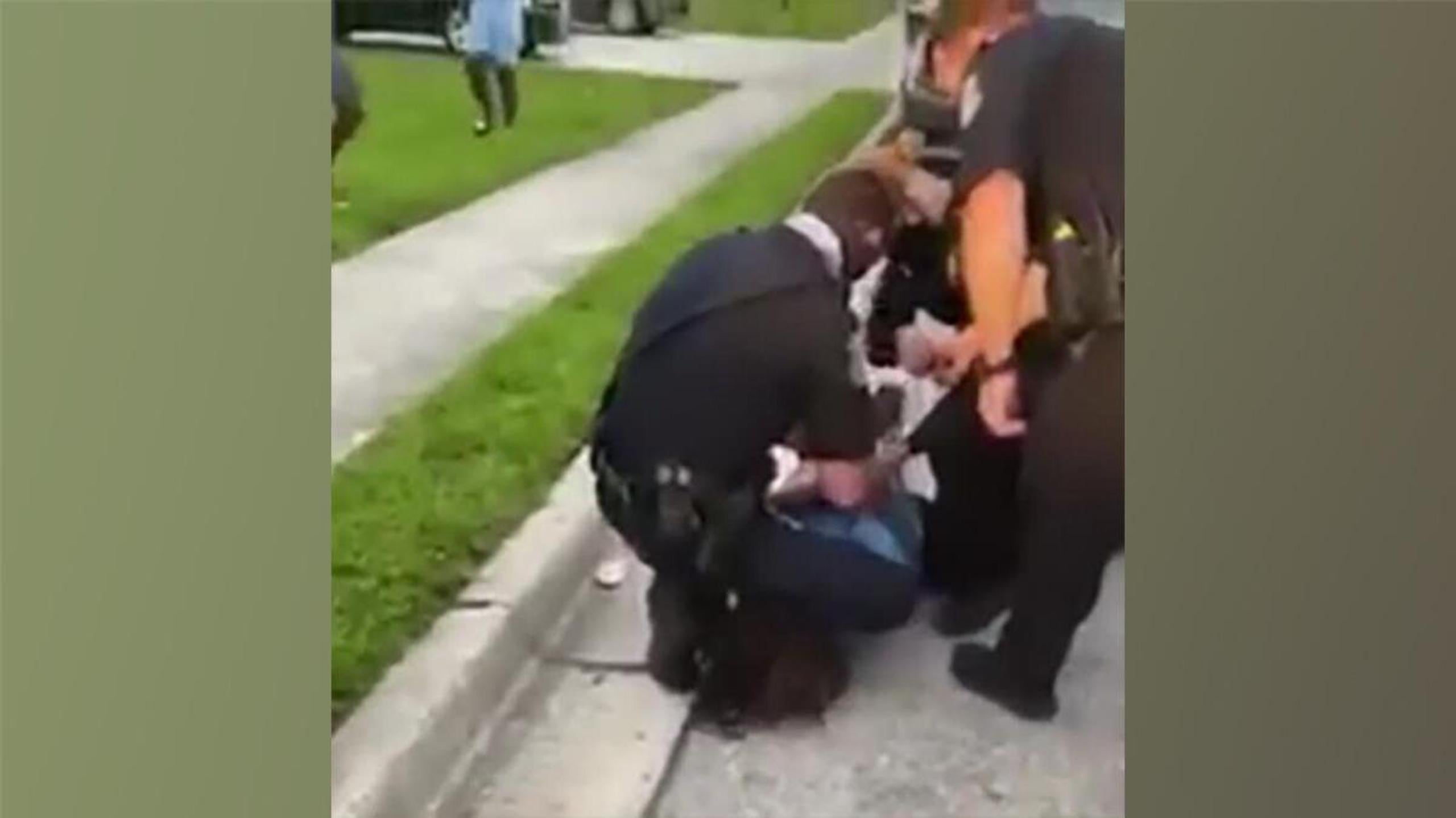 El video muestra a dos agentes de la policía de Sarasota cuando someten a Patrick Carroll, de 27 años, al acudir a una denuncia de violencia doméstica. Un tercer agente observa la escena.