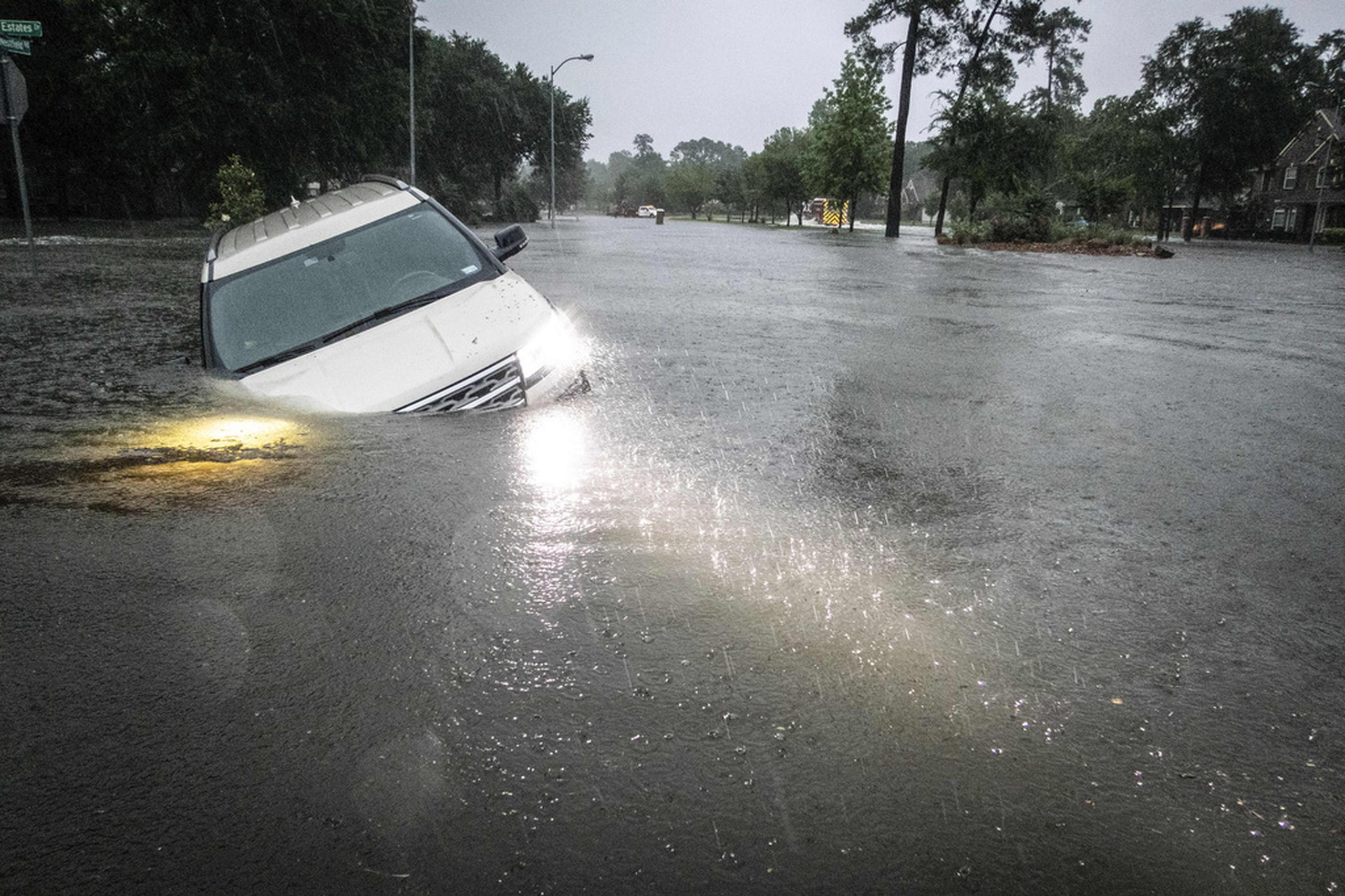 Guagua varada en una zanja inundada en Spring, Texas.