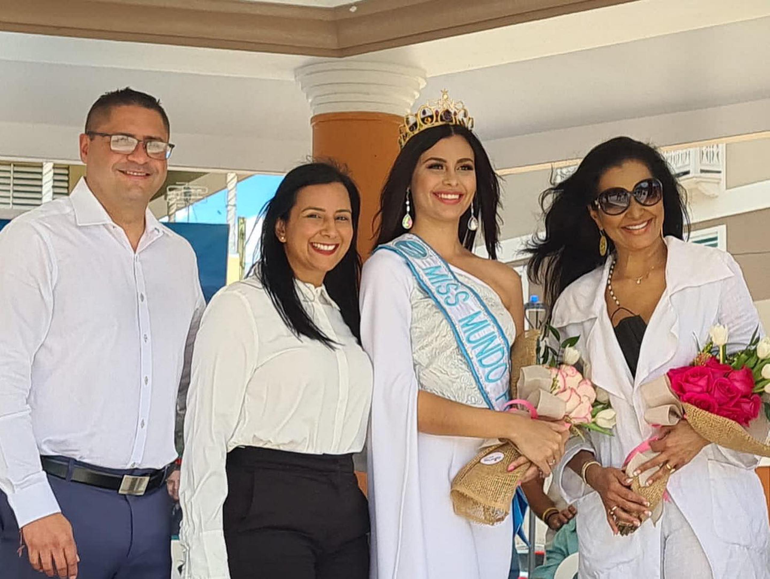 El alcalde de Naranjito, Orlando Ortiz Chevres, su esposa Marangely López, Aryam M. Díaz Rosado, recién electa Miss Mundo de Puerto Rico 2021; y Wilnelia Forsyth participaron en el homenaje a la reina de belleza en la plaza pública.