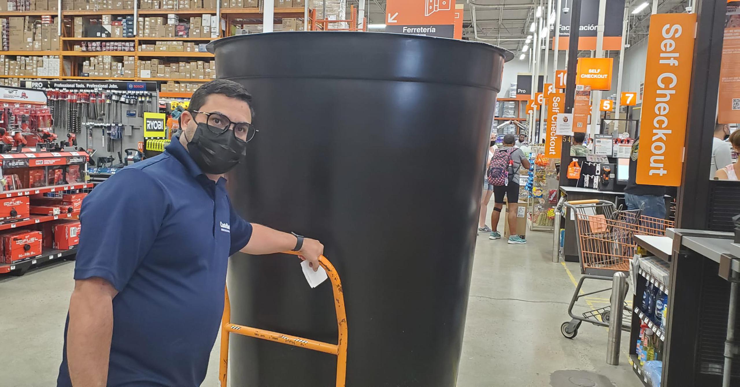 Luis Castellano sale del almacén de Home Depot, en Plaza Escorial, tras comprar una cisterna en la venta sin IVU de la pasada temporada de huracanes.