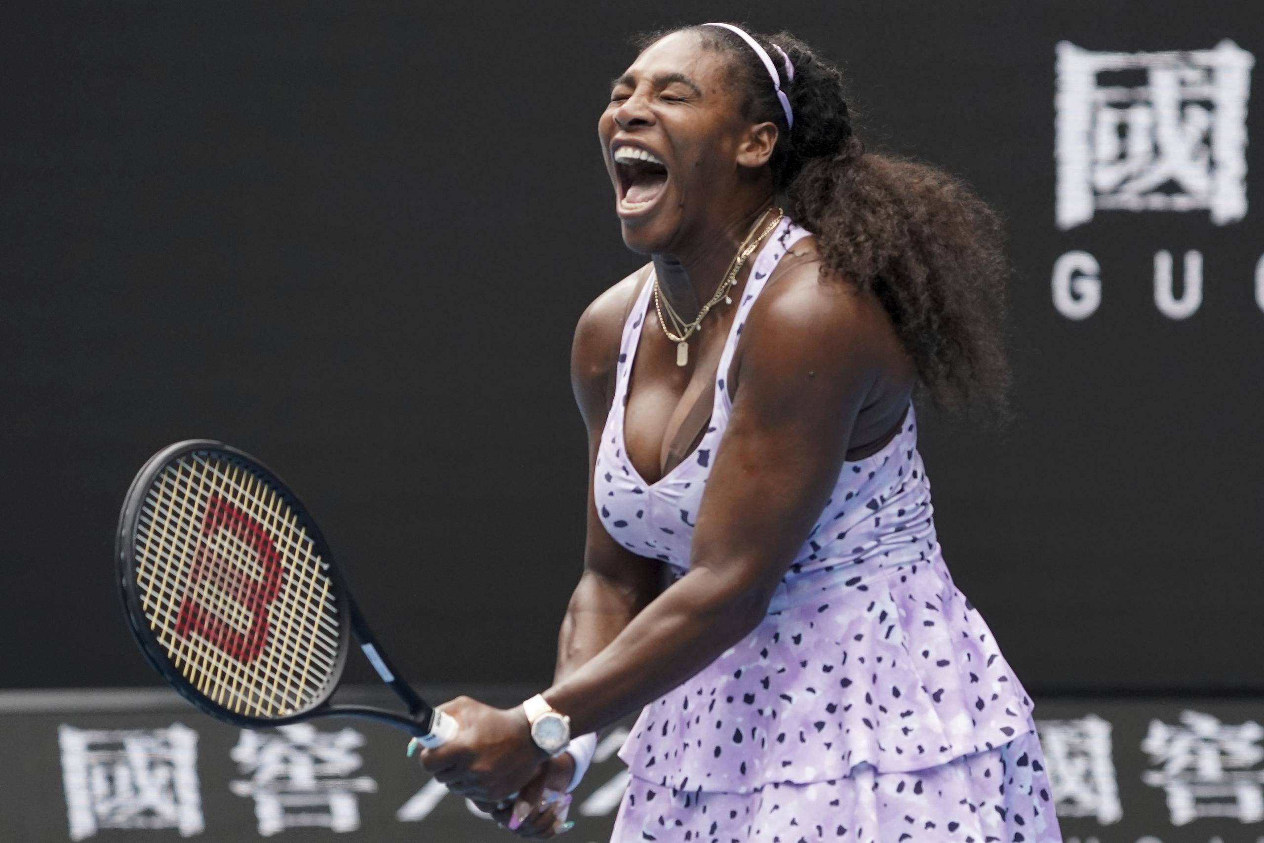 Serena Williams reacciona tras una jugada que no resultó a su favor.