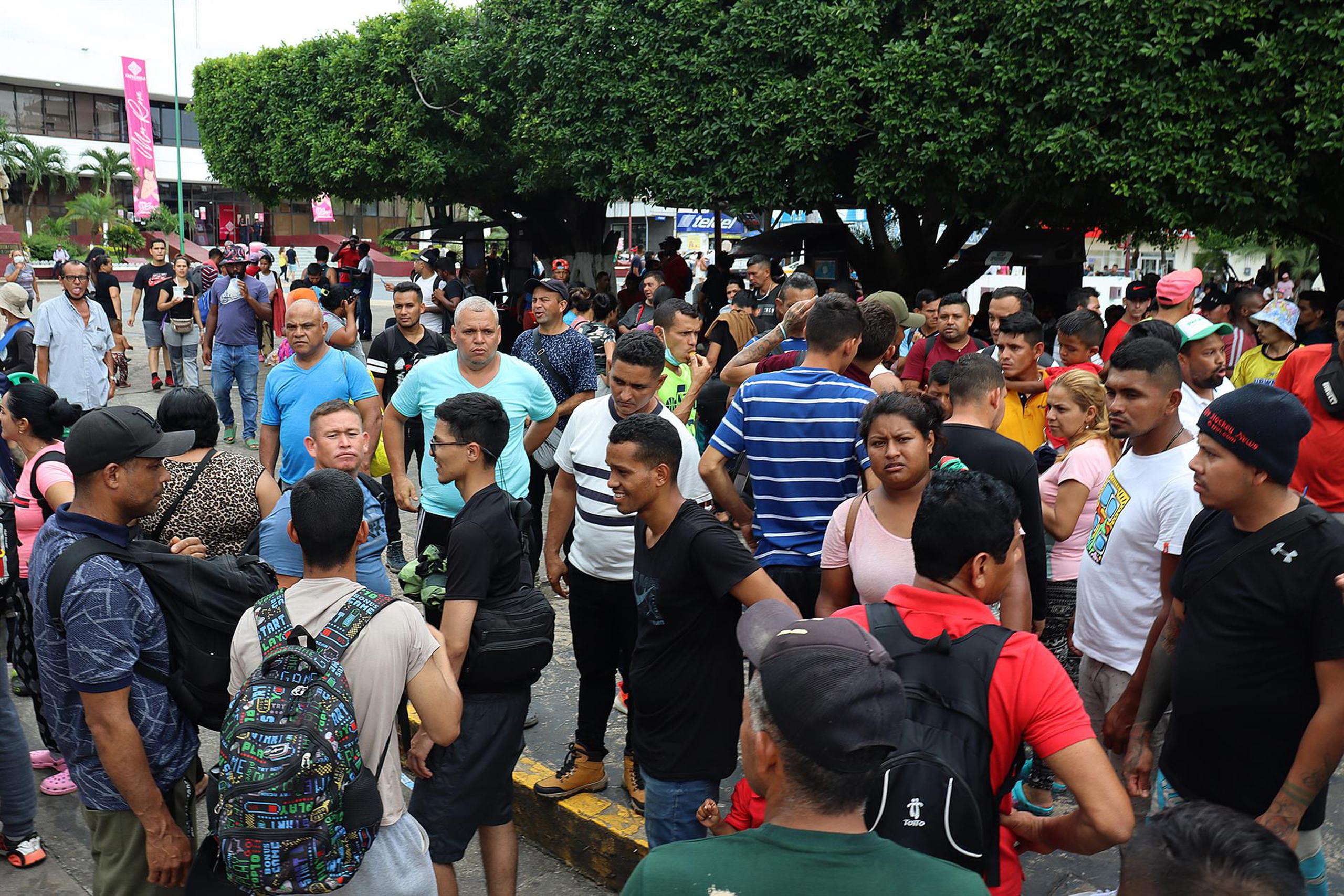 Migrantes permanecen hoy en las principales plazas en la Ciudad de Tapachula, estado de Chiapas (México).