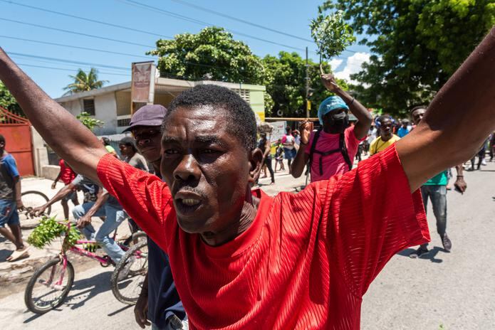 Un hombre fue registrado este viernes al gritar, durante una manifestación en contra de la violencia entre bandas criminales, en la comuna de Tabarre, en Puerto Príncipe, Haití.