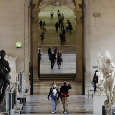Reabren los museos y cafés luego de casi siete meses cerrados en París