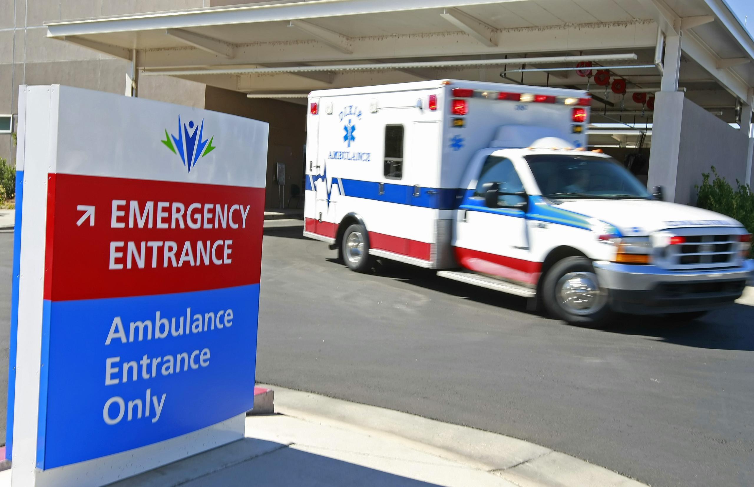 Una ambulancia sale del área de emergencias del hospital Intermountain Dixie Regional Medical Center en St George, Utah.