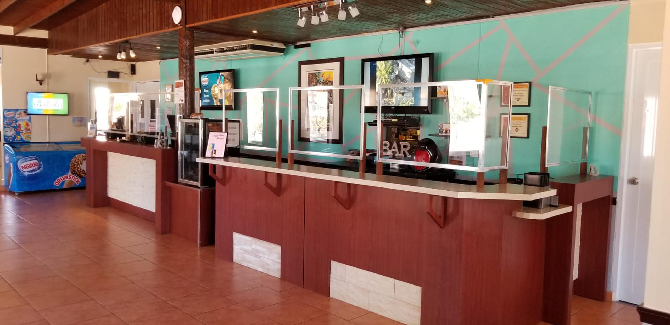 Remodelado bar y lobby del Condado Beach Resort, parte de las mejoras realizadas con una inversión de cerca de $60,000.