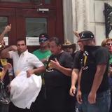 Representante Rivera Guerra le mete un codazo a manifestante en el Capitolio