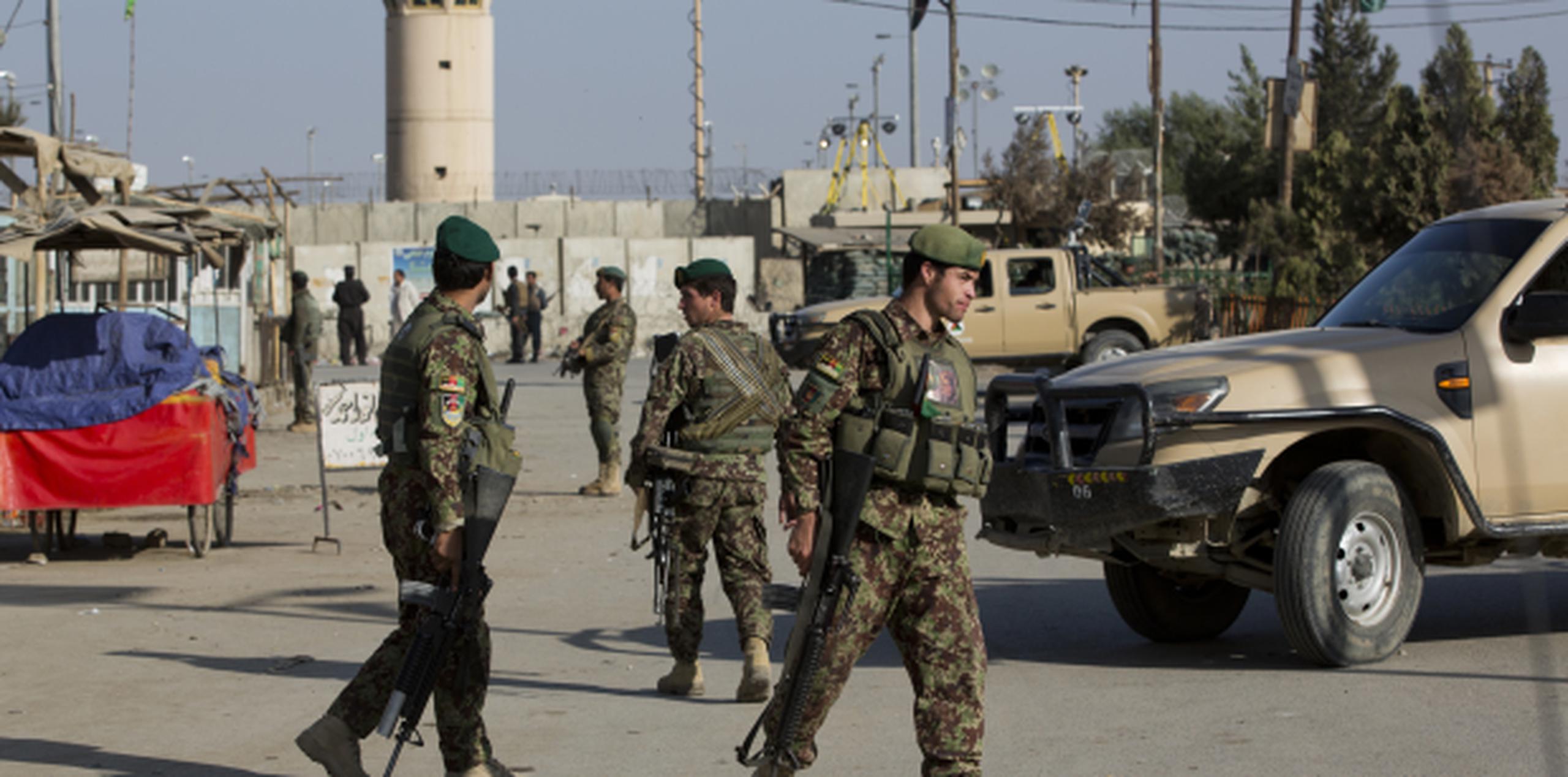 Soldados estadounidenses vigilan los alrededores del aerodromo de Bagram, al norte de Kabul, donde este sábado ocurrió un ataque que mató a cuatro personas. (AP/Massoud Hossaini)
