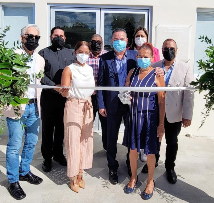 La alcaldesa de Salinas, Karilyn Bonilla Colón (tercera desde la izquierda), inauguró la nueva sala de atención médica.