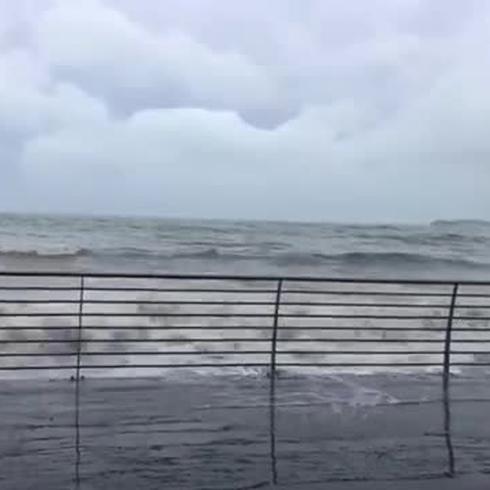 Fuerte oleaje en el Malecón de Naguabo por la tormenta Karen