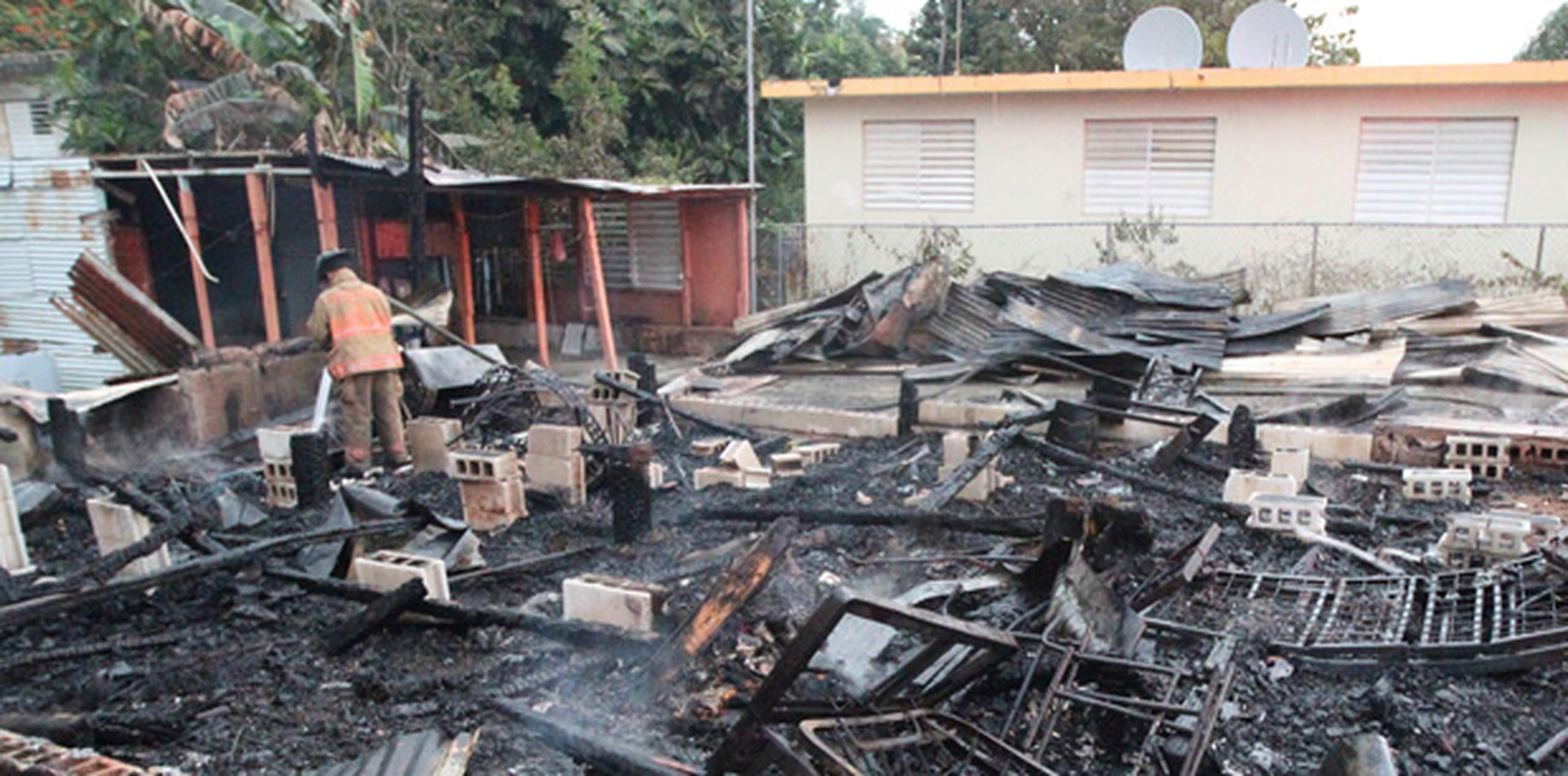 El alcalde de este pueblo, Aníbal Vega Borges, relató que la vivienda quemada era de madera y estaba en malas condiciones. (alex.figueroa@gfrmedia.com)