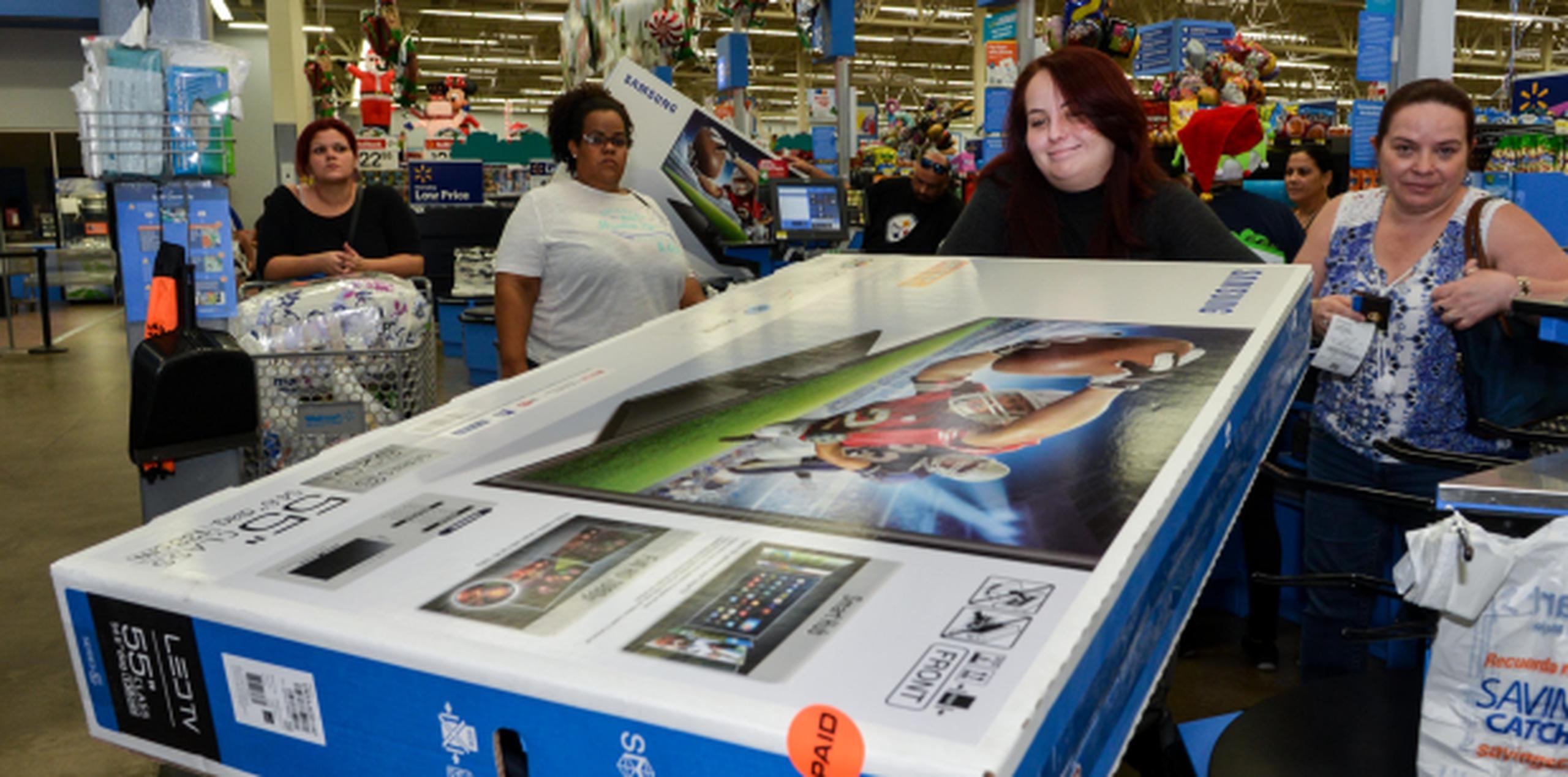 Omayra Acevedo compró un televisor con pantalla de 55 pulgadas en Walmart de Toa Baja. (Enid M. Salgado-Mercado / Especial Primera Hora)