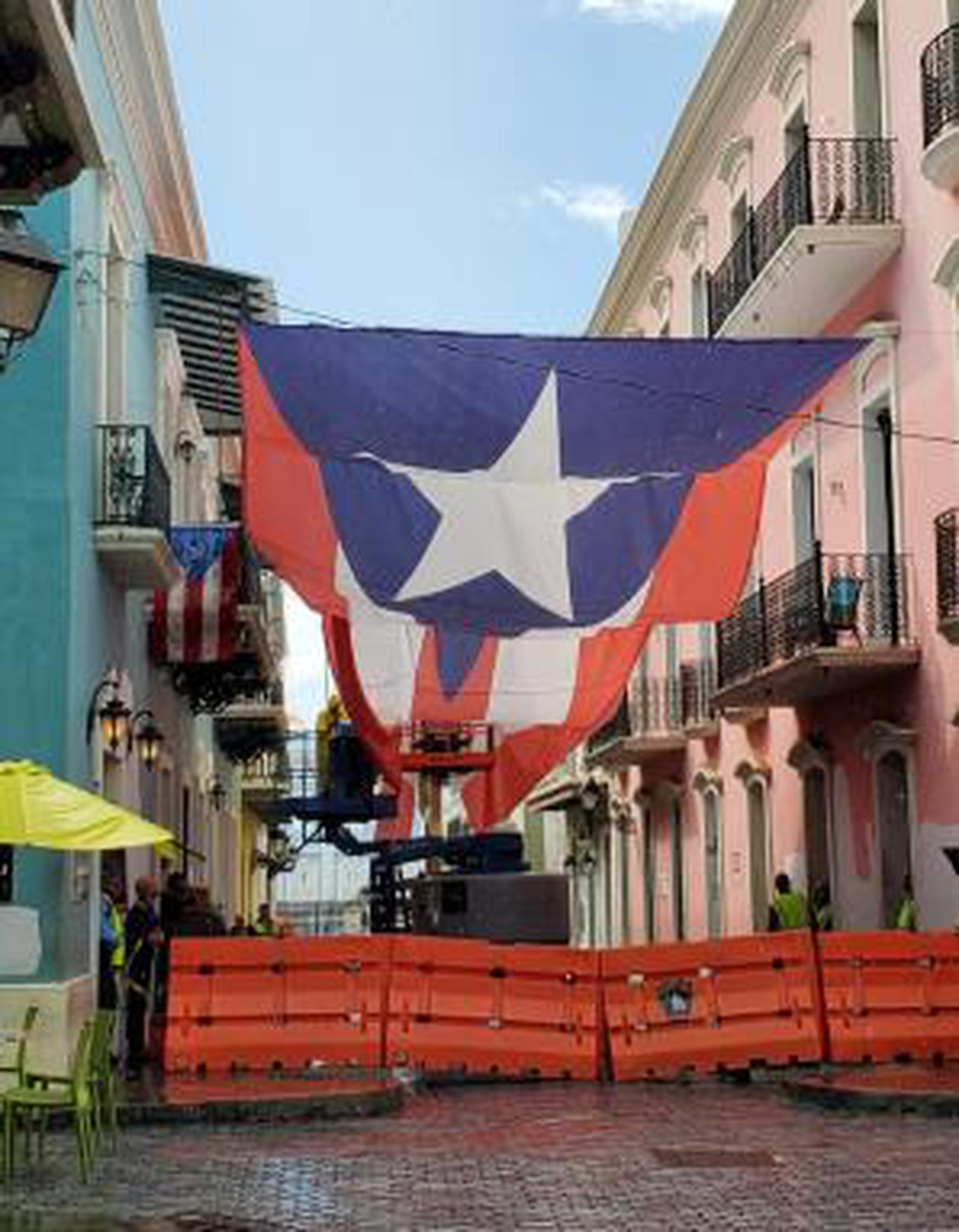 Para crear esta bandera de Puerto Rico se utilizaron 500 yardas de tela mesh. (Bárbara Figueroa / Primera Hora)