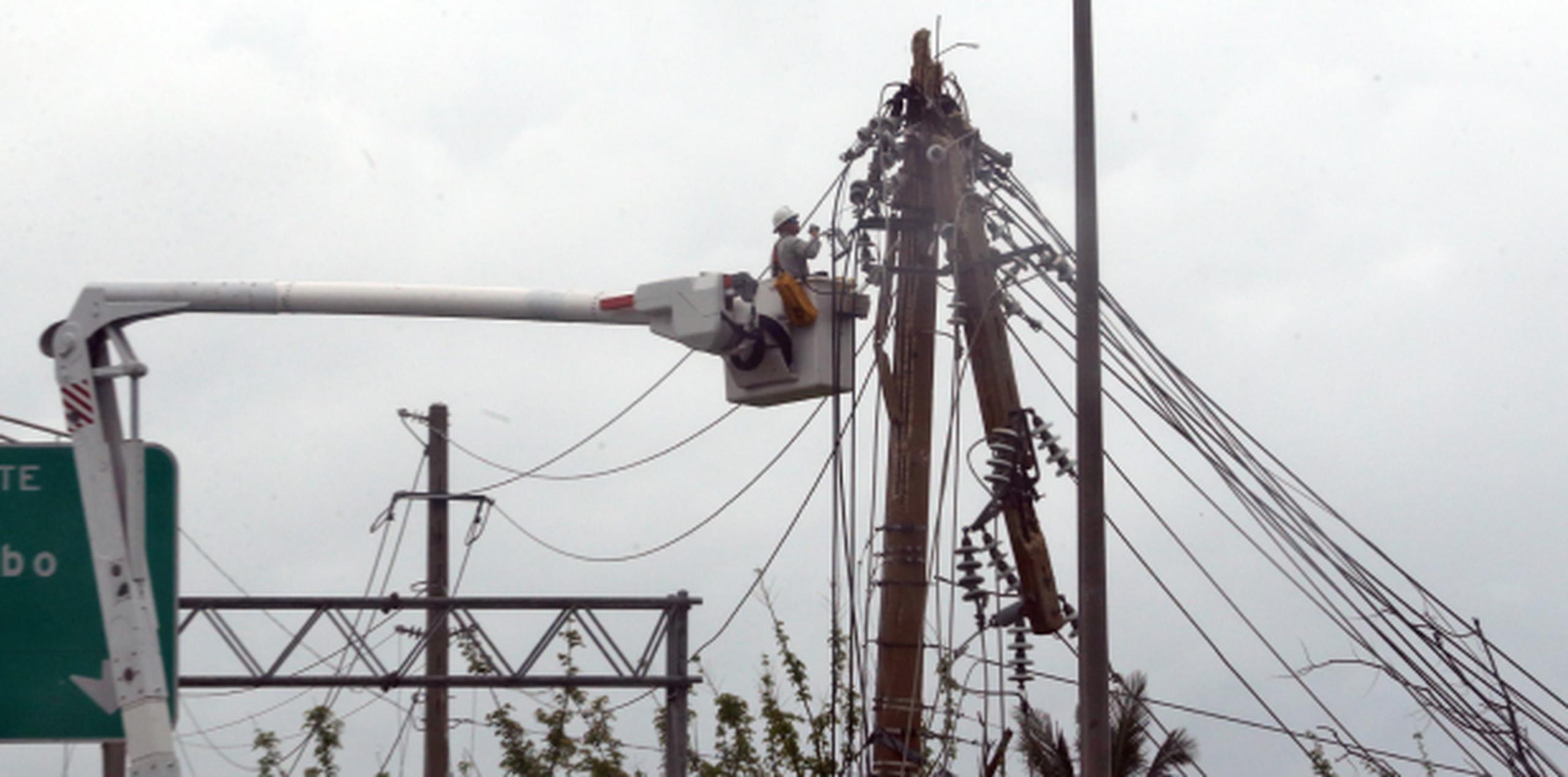 El servicio de electricidad en Puerto Rico colapsó completamente por el paso del huracán María el pasado 20 de septiembre. (Archivo)
