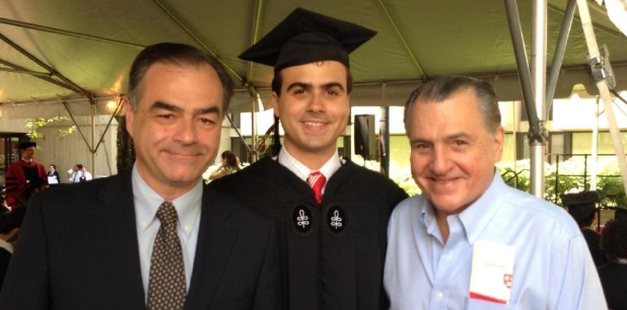 Lleno de orgullo Hernández Colón con graduación de su nieto Primera Hora