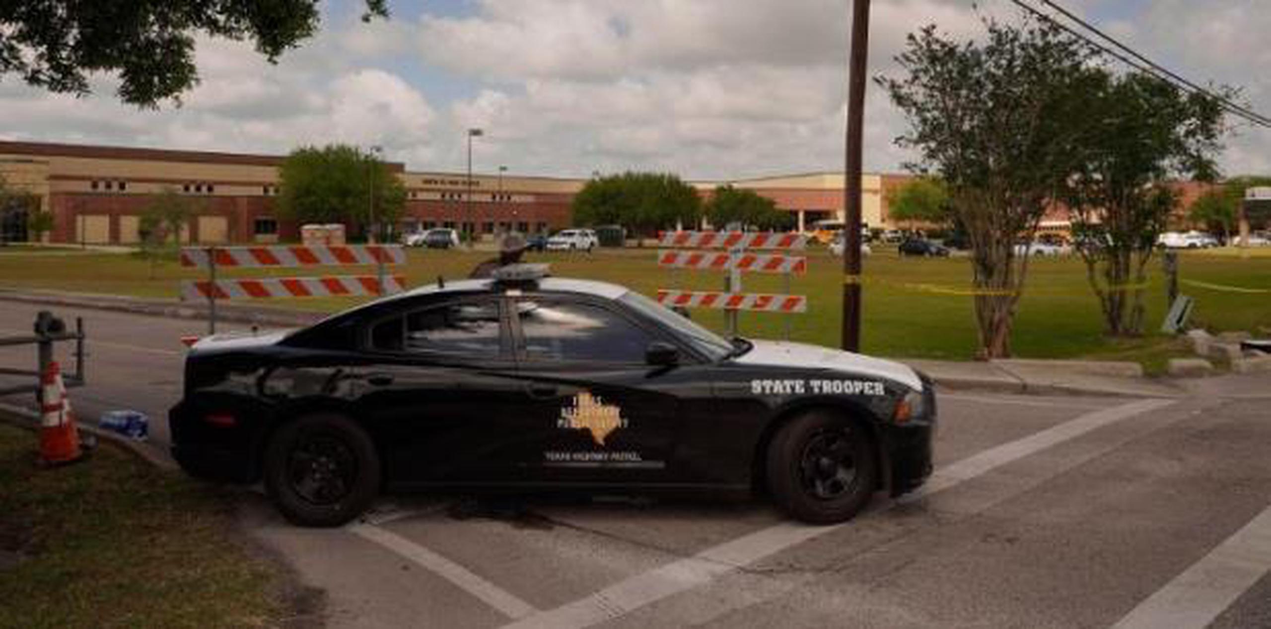 Una patrulla de Texas mantenía ayer tarde vigilancia frente a la escuela superior de Santa fe donde ocurrió el tiroteo. (EFE)