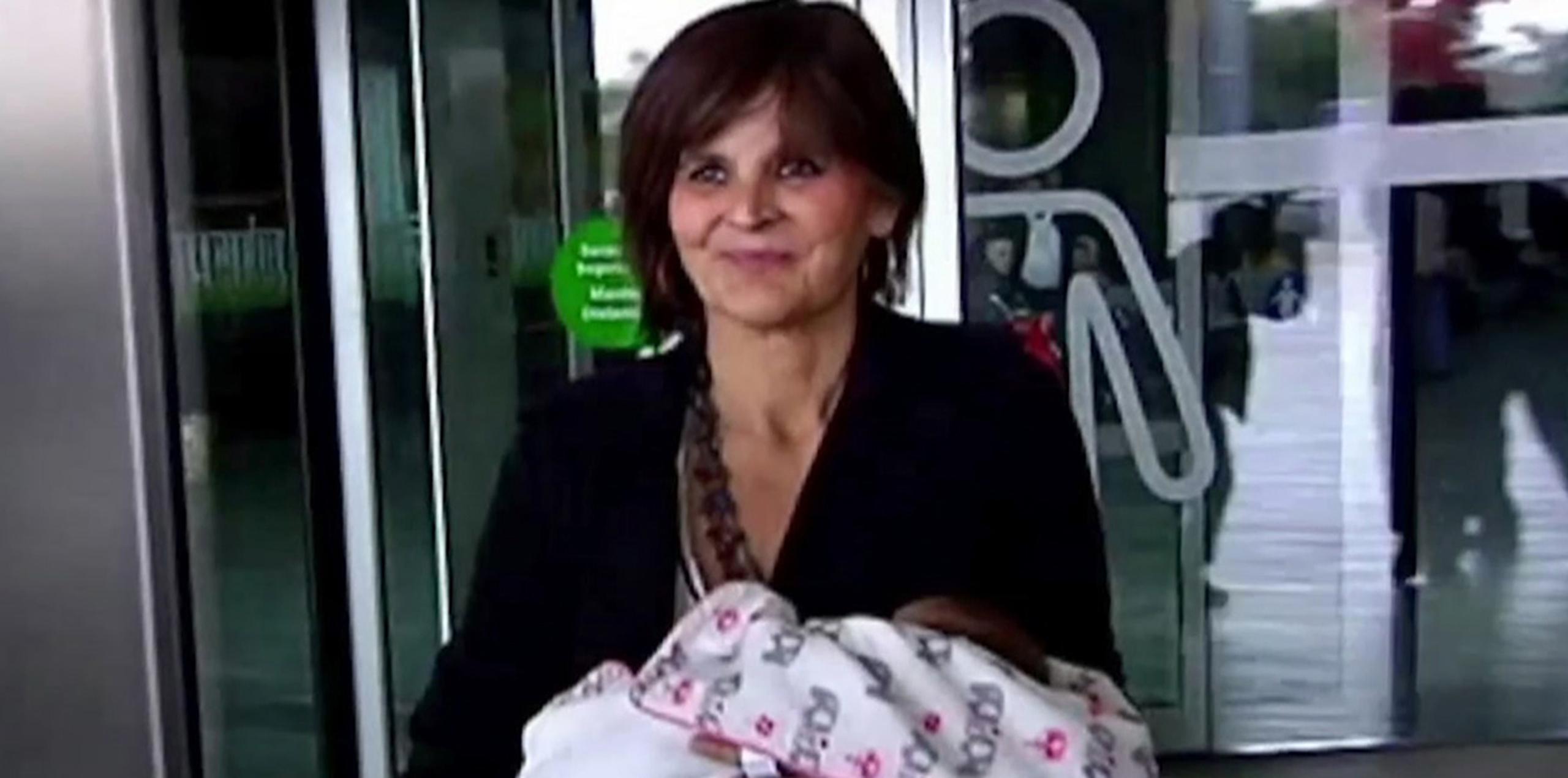 Lina Álvarez salió del Hospital Lucus Augusti, en la ciudad de Lugo, el martes con su hija en sus brazos diciendo que se sentía maravillosamente.  (AP)