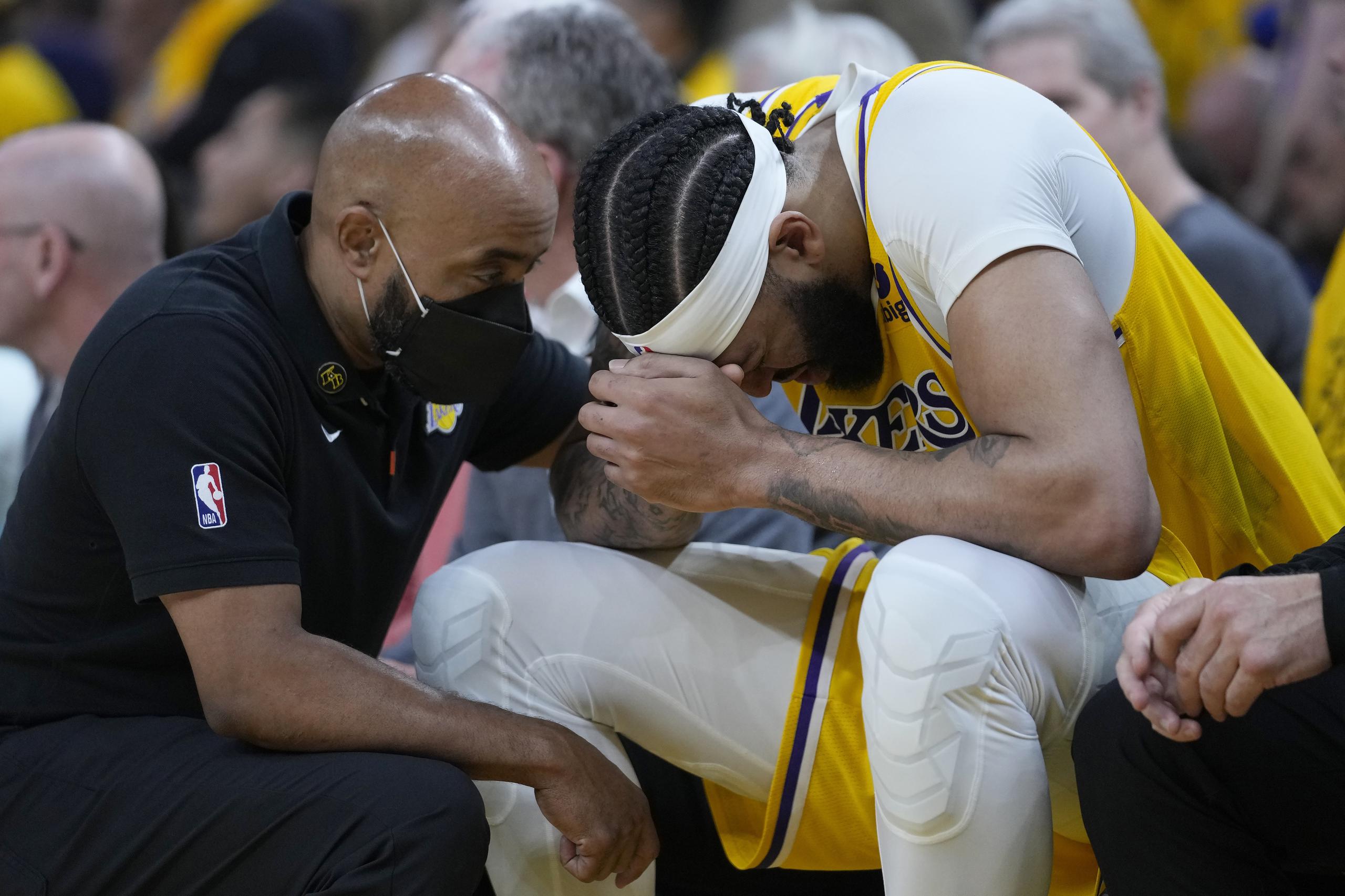 Anthony Davis, alero de los Lakers, se sienta en el banquillo tras lastimarse en un partido de playoffs ante los Warriors el 10 de mayo de 2023.