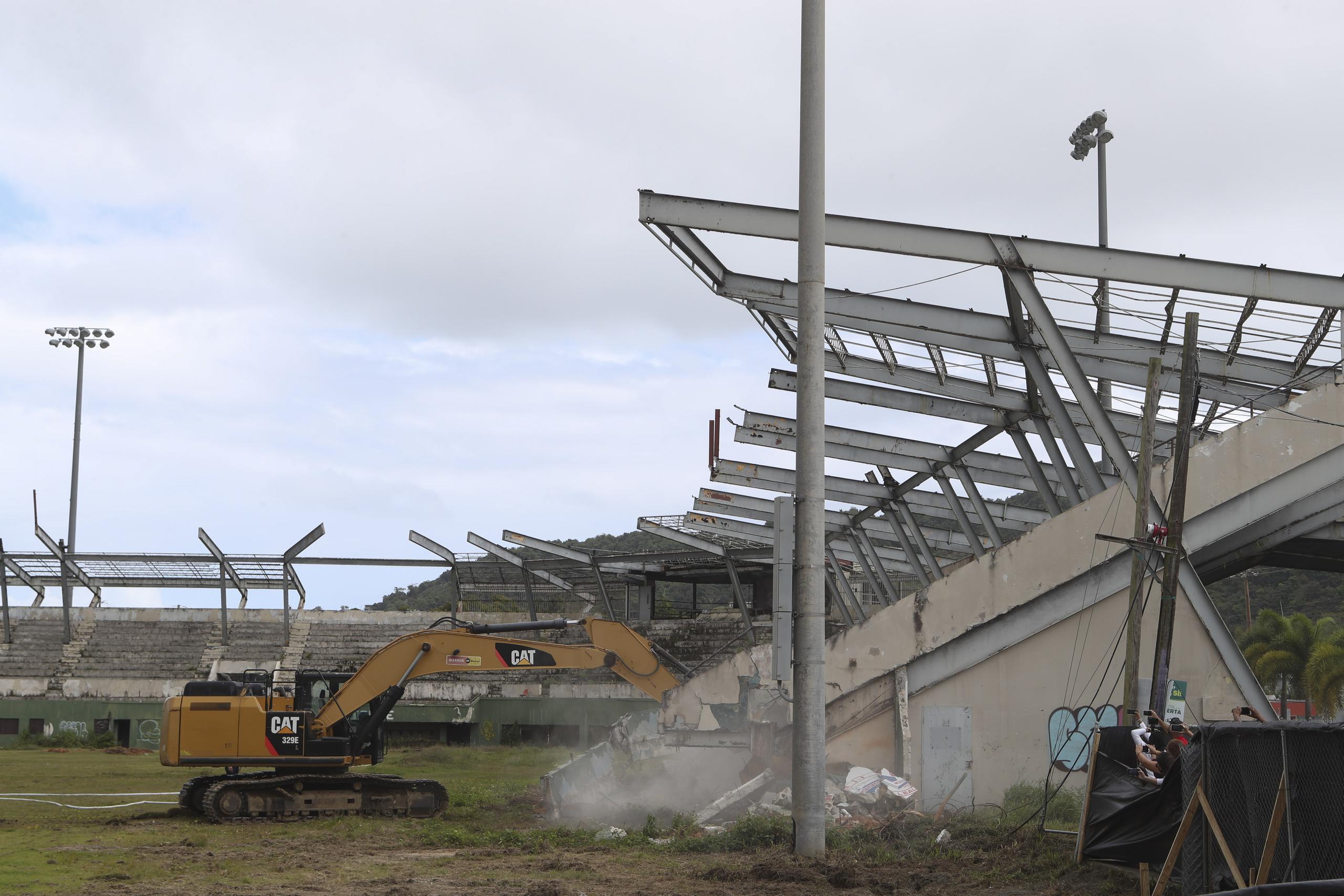 Los primeros fragmentos de cementos del antiguo Estadio Félix Millán cayeron al suelo.