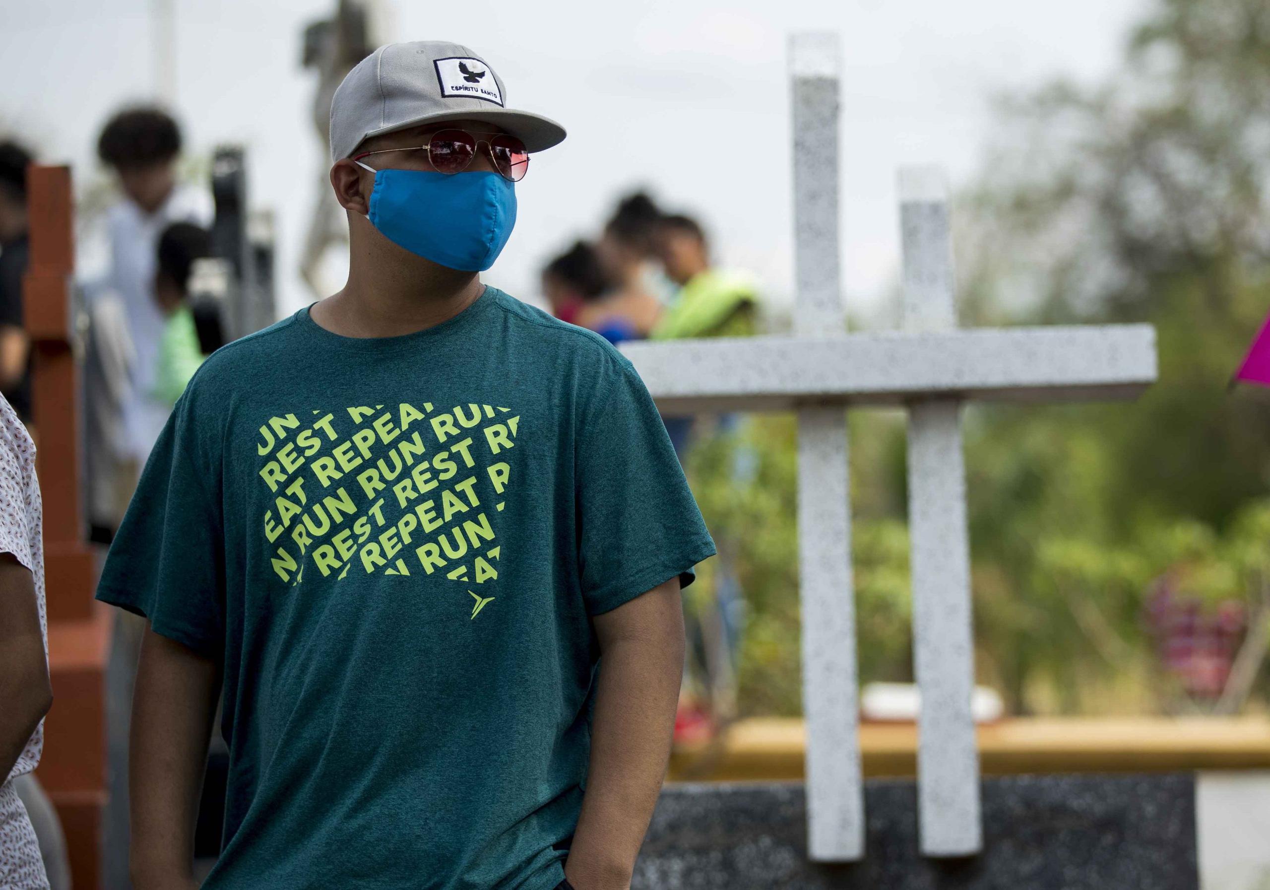 Un hombre con tapaboca asiste a un funeral este lunes en Managua (Nicaragua).