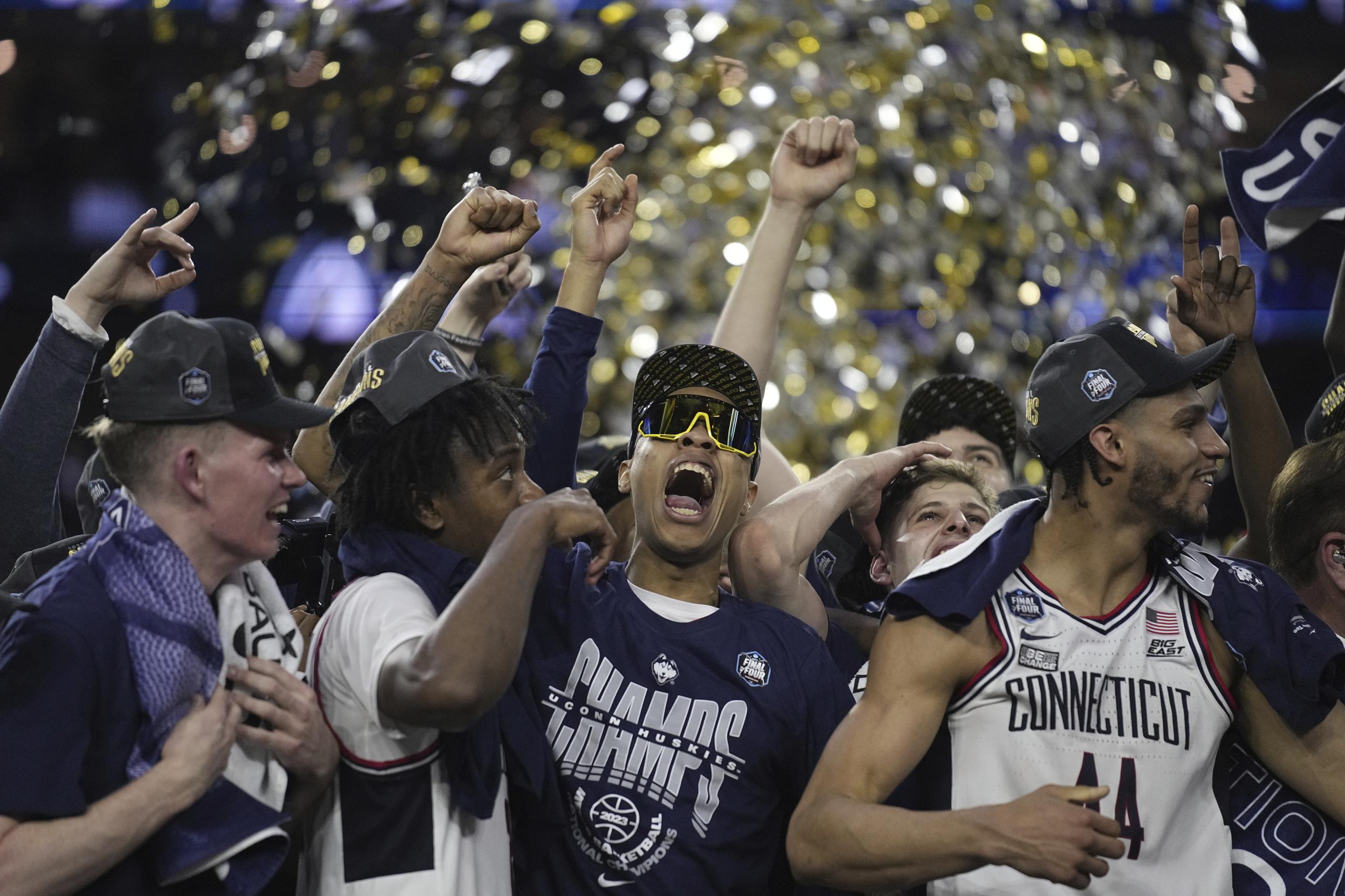 Jugadores de UConn celebran la conquista del campeonato de la NCAA el lunes en la noche.