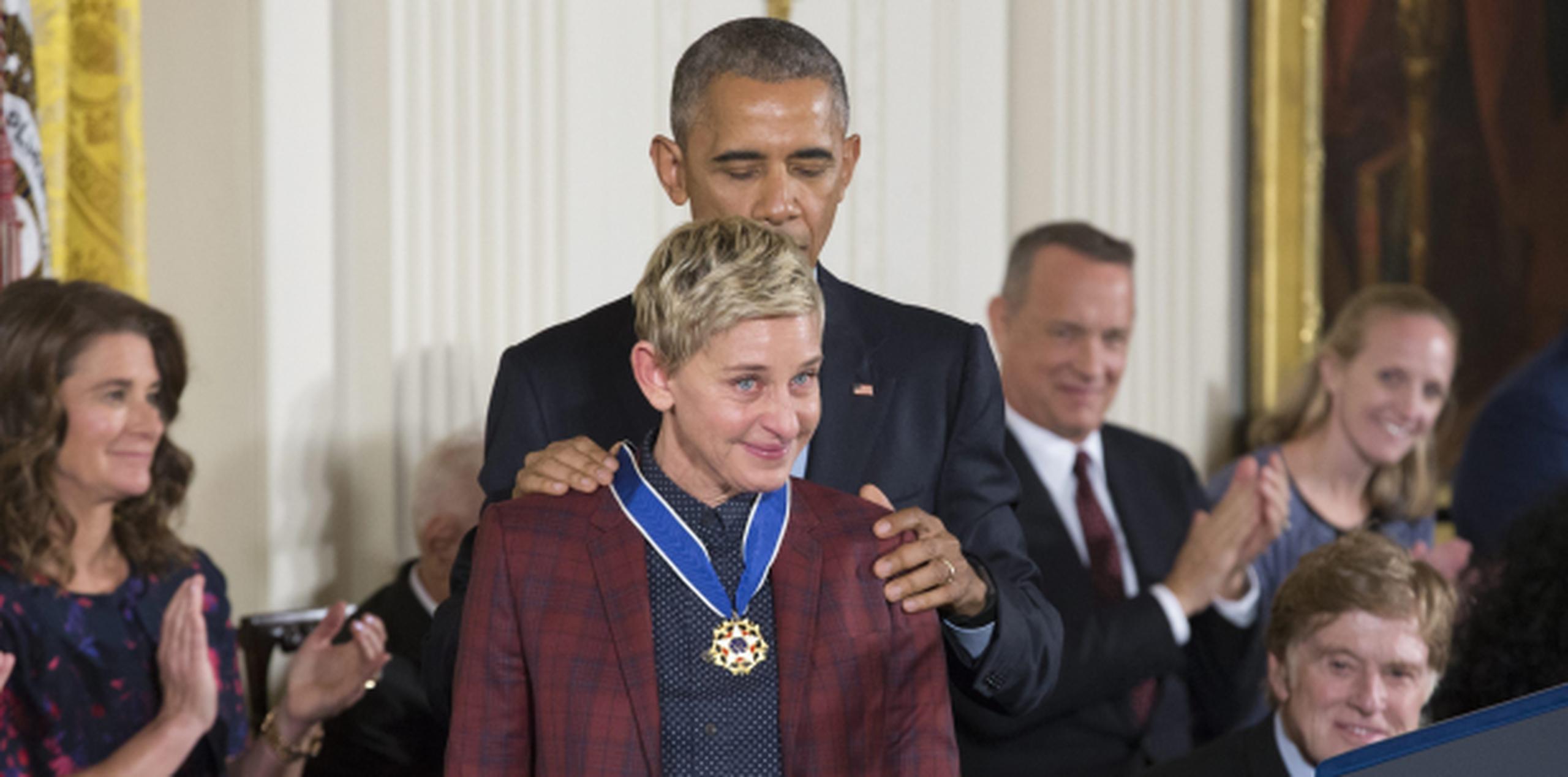 Una emotiva Ellen reciben la medalla de parte de Obama. (Agencia EFE)