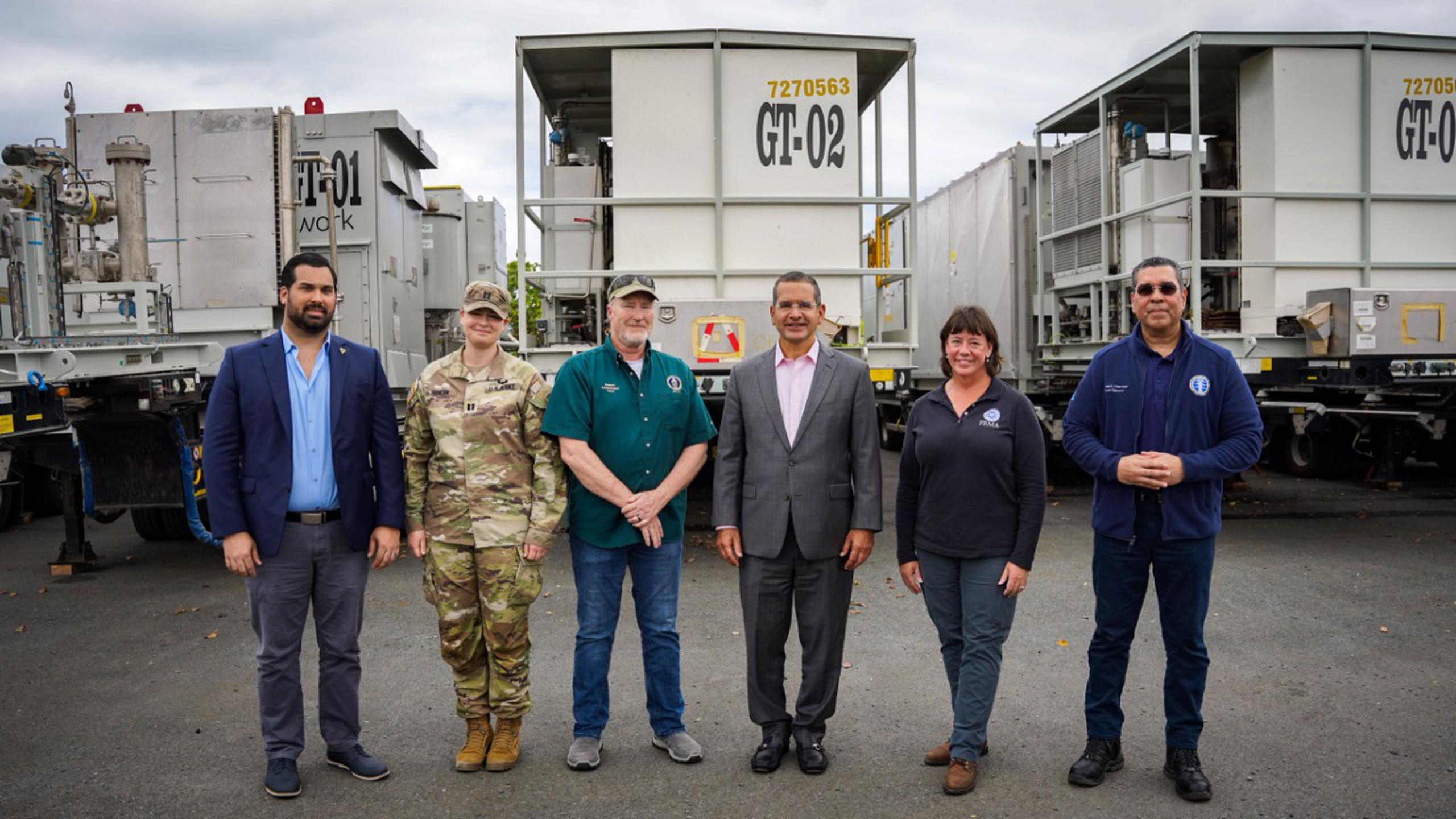 Al centro, el gobernador Pedro Pierluisi con personal de FEMA durante la presentación de los generadores eléctricos.