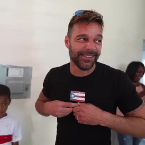 Ricky Martin entrega llaves de hogares a loiceños