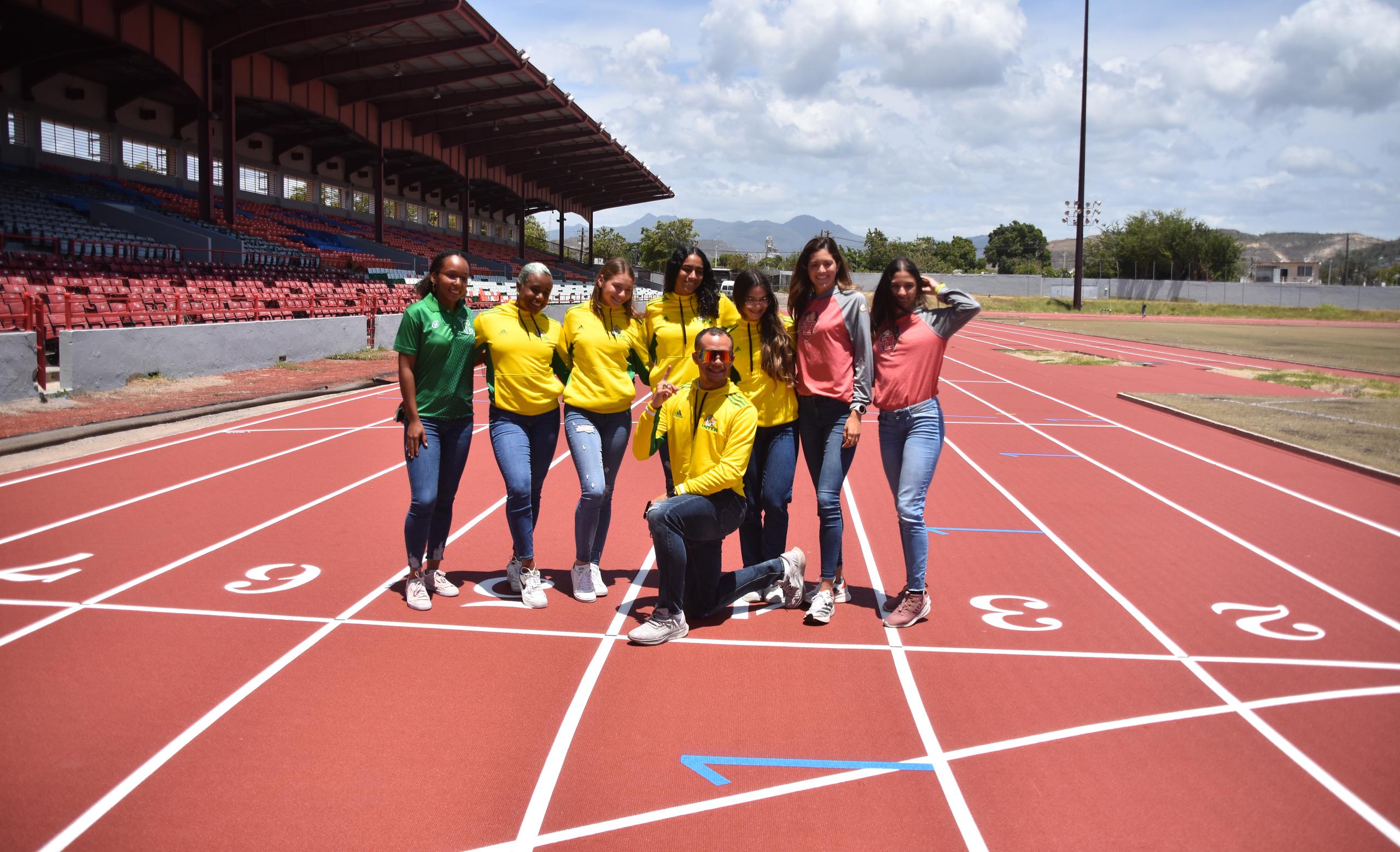 Un grupo de atletas que competirán en el Festival Deportivo posan en esta foto sobre la nueva pista de atletismo del Estadio Francisco 'Paquito' Montaner de Ponce.
