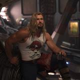 Chris Hemsworth comparte tiernas fotos de su hija en el set de “Thor: Love and Thunder”