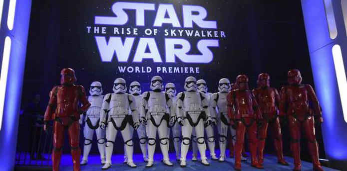 El estreno marcó la primera vez que alguien fuera de un selecto grupo de personas vio la novena película en la historia central de “Star Wars”. “Rise of Skywalker” que llega a los cines comerciales este jueves. (AP)

