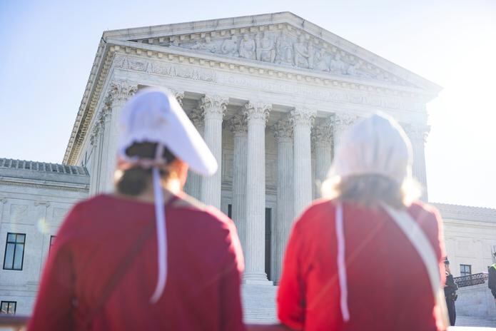 Manifestantes a favor del aborto se reúnen frente a la Corte Suprema de Estados Unidos mientras el tribunal superior escucha los argumentos de dos impugnaciones a una ley de Texas que prohíbe la mayoría de los abortos en Washington, DC, Estados Unidos, el 1 de noviembre de 2021. EFE / EPA / JIM LO SCALZO
