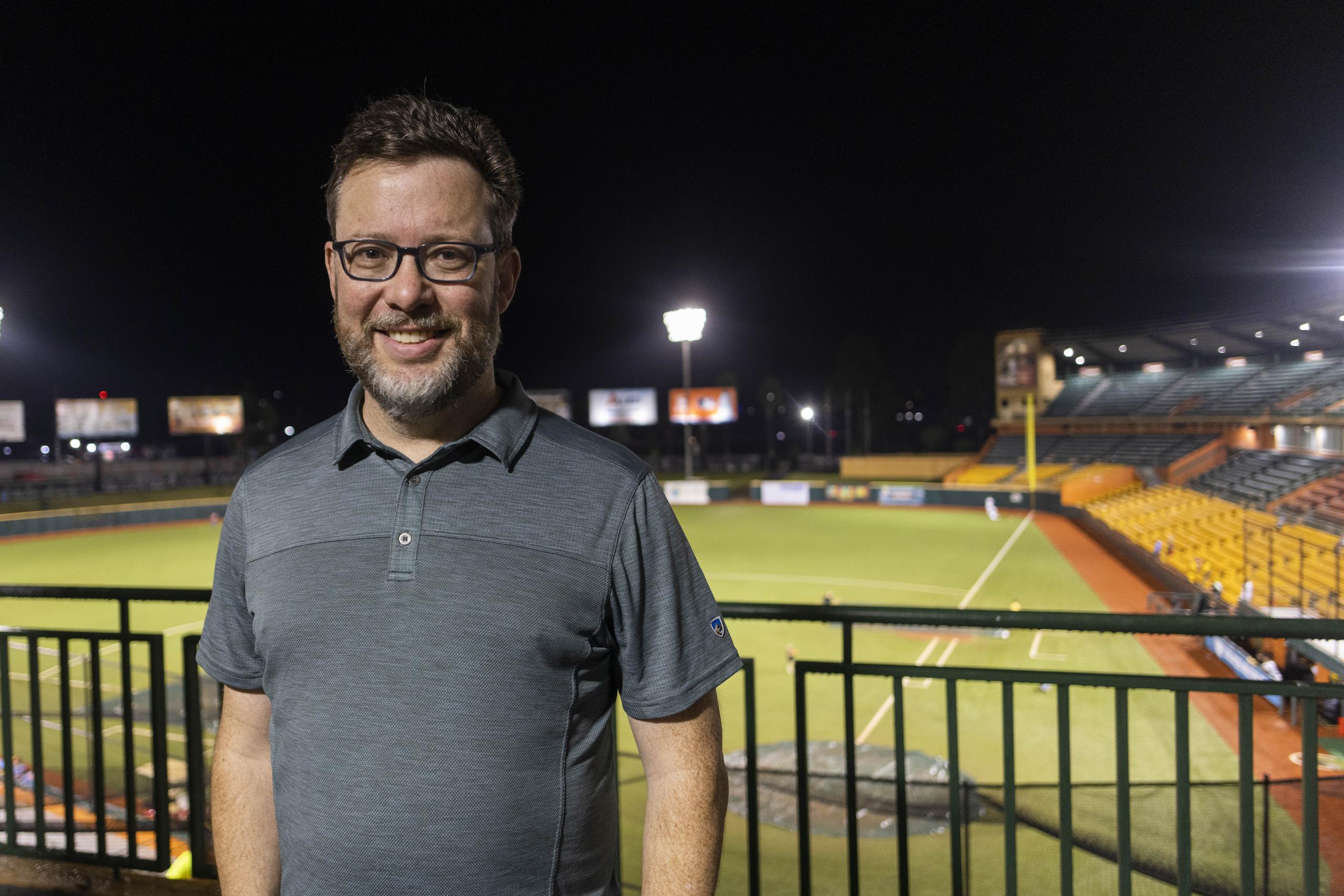 El fundador de Sports Reference, Sean Forman, posa para el lente de Primera Hora en el Estadio Roberto Clemente Walker en Carolina.