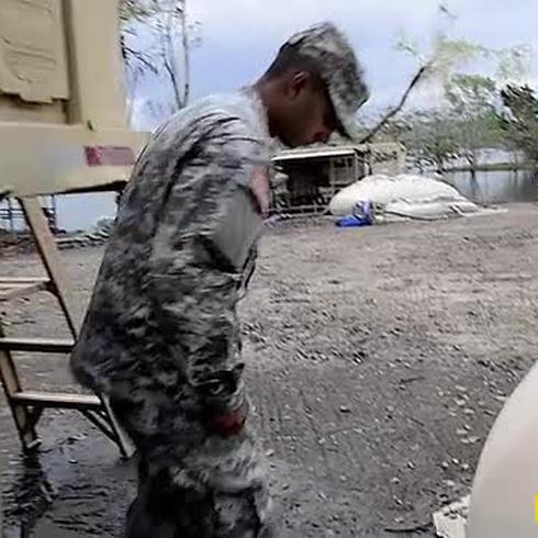 Militares explican el proceso de cómo convierten el agua en potable