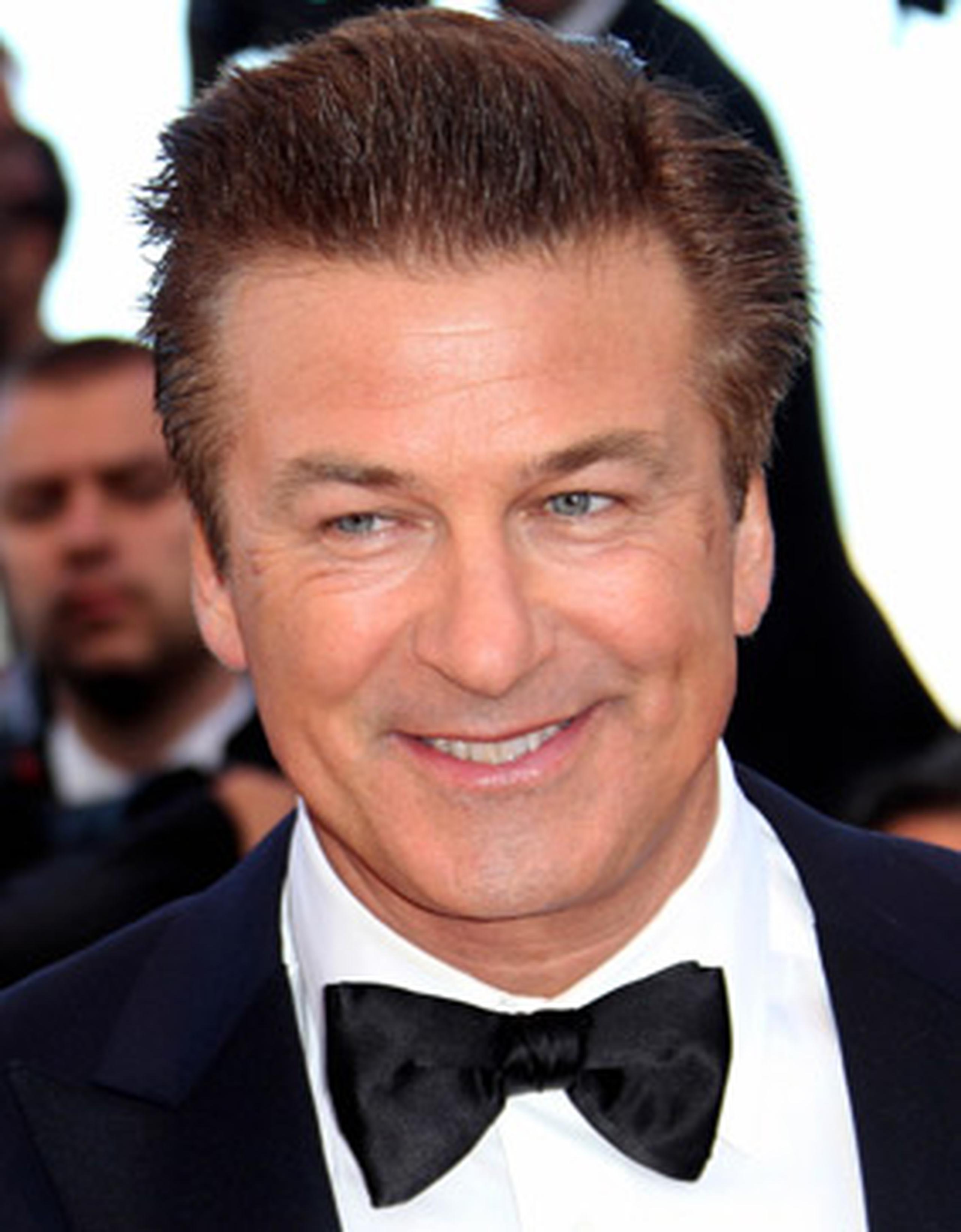 Alec Baldwin ayuda a escuela a salvar programa de deportes Primera Hora