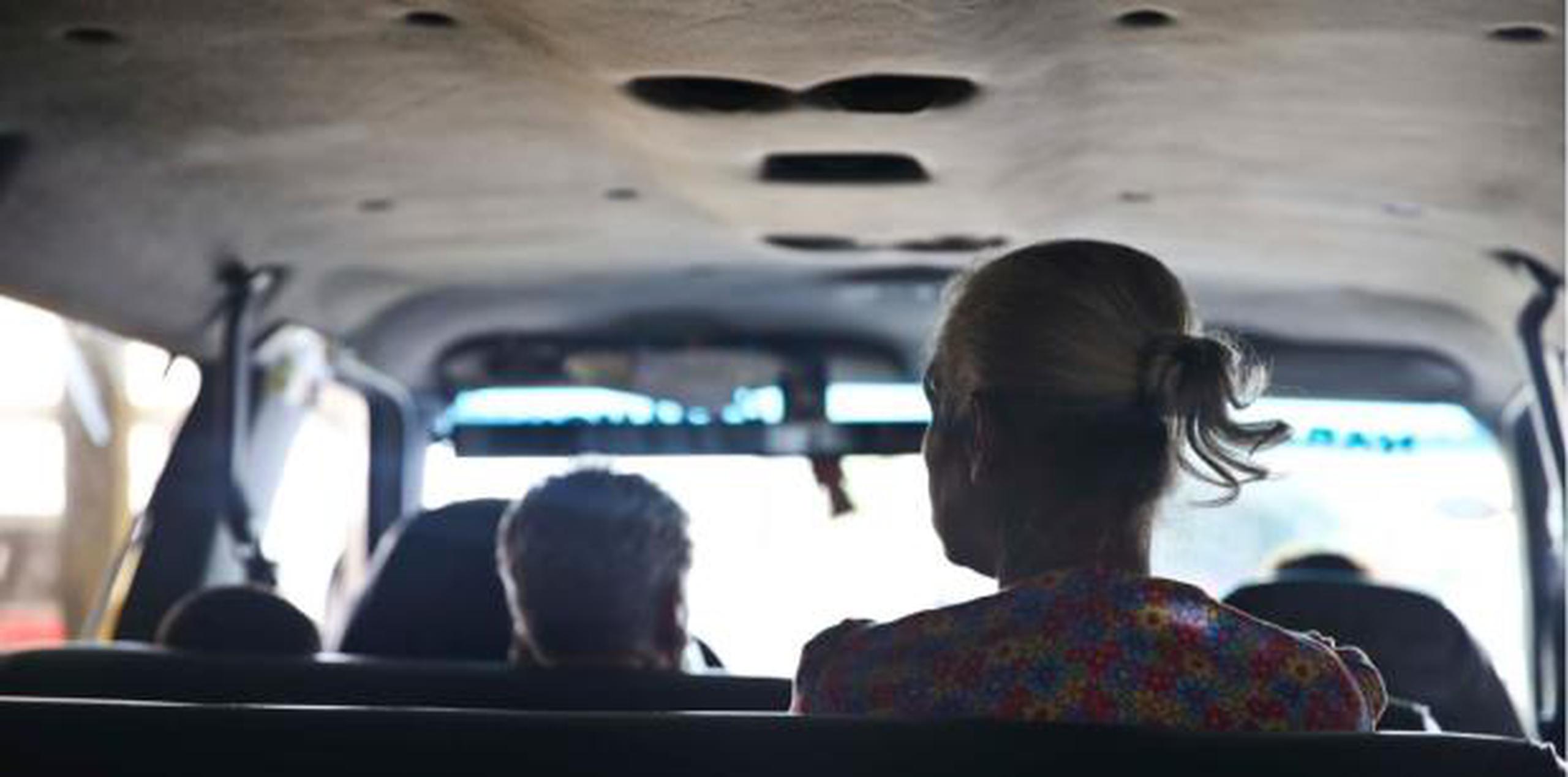 Las tarifas de los carros públicos son un dolor de cabeza y hasta del bolsillo para aquellos que se ven en la necesidad de regresar a Ceiba para tomar la lancha. (Archivo)