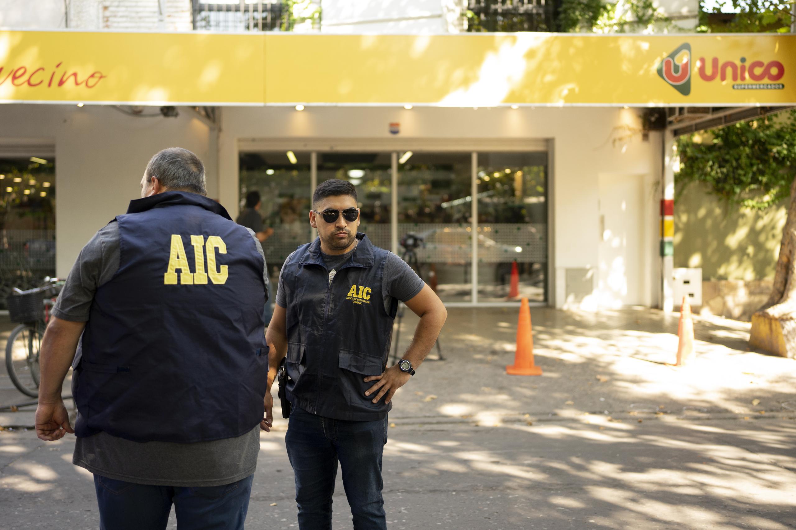 Policías en el supermercado Único, propiedad de la familia de su esposa situado en la ciudad de Rosario. Argentina, y que fue atacado a balazos, el jueves 2 de marzo de 2023. (AP Foto/Sebastián López Brach)