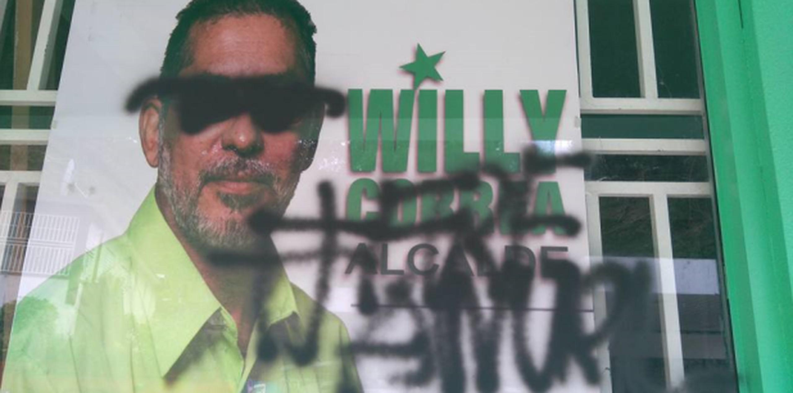 En las imágenes provistas por el líder de la Pava del conocido “pueblo de los changos”, se puede ver cómo la propaganda del independentista, Willy Correa fue dañada con “spray” negro. (Suministrada)
