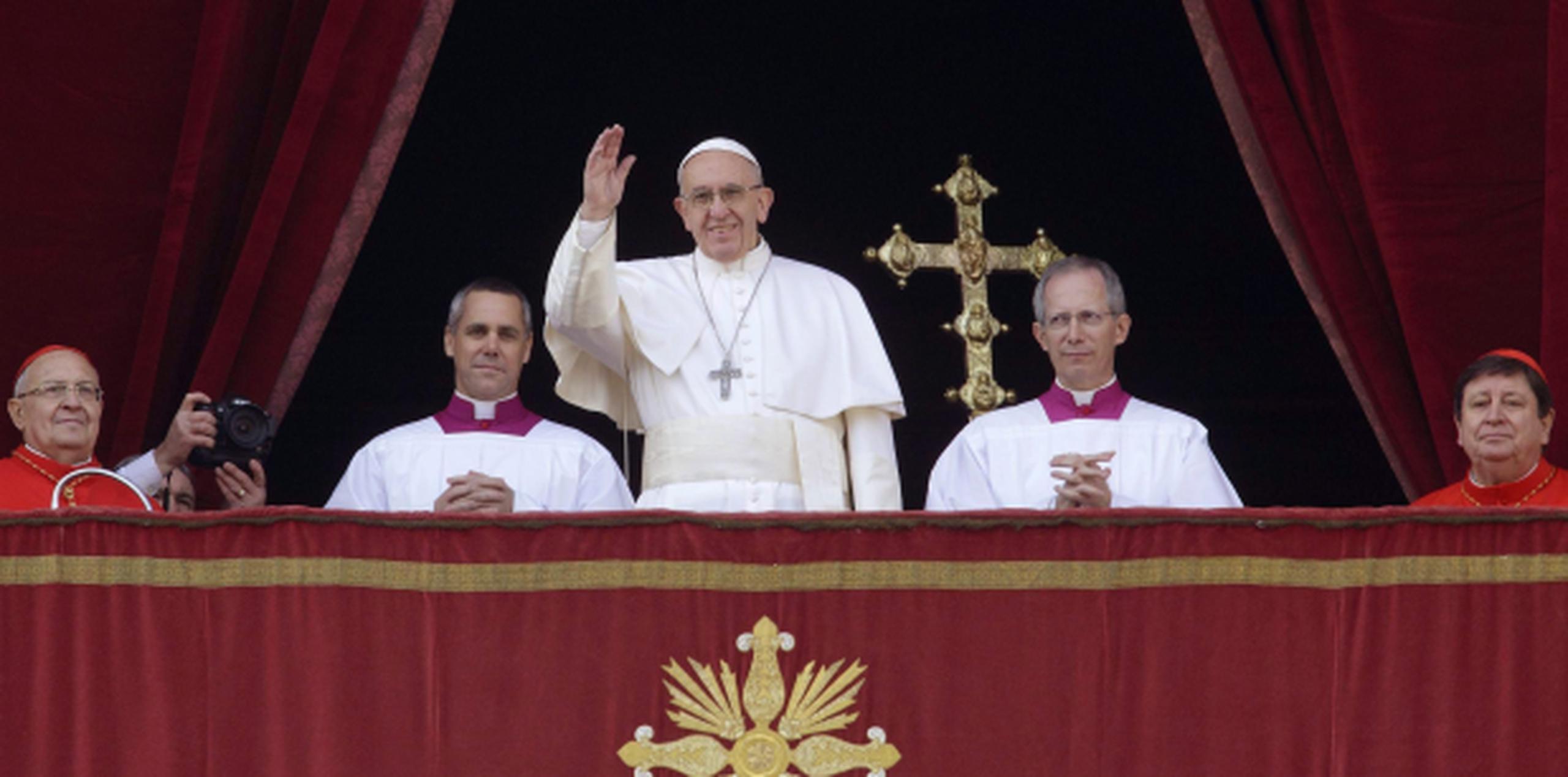 El pontífice dio su mensaje desde el balcón central de la basílica de San Pedro del Vaticano. (Prensa Asociada)