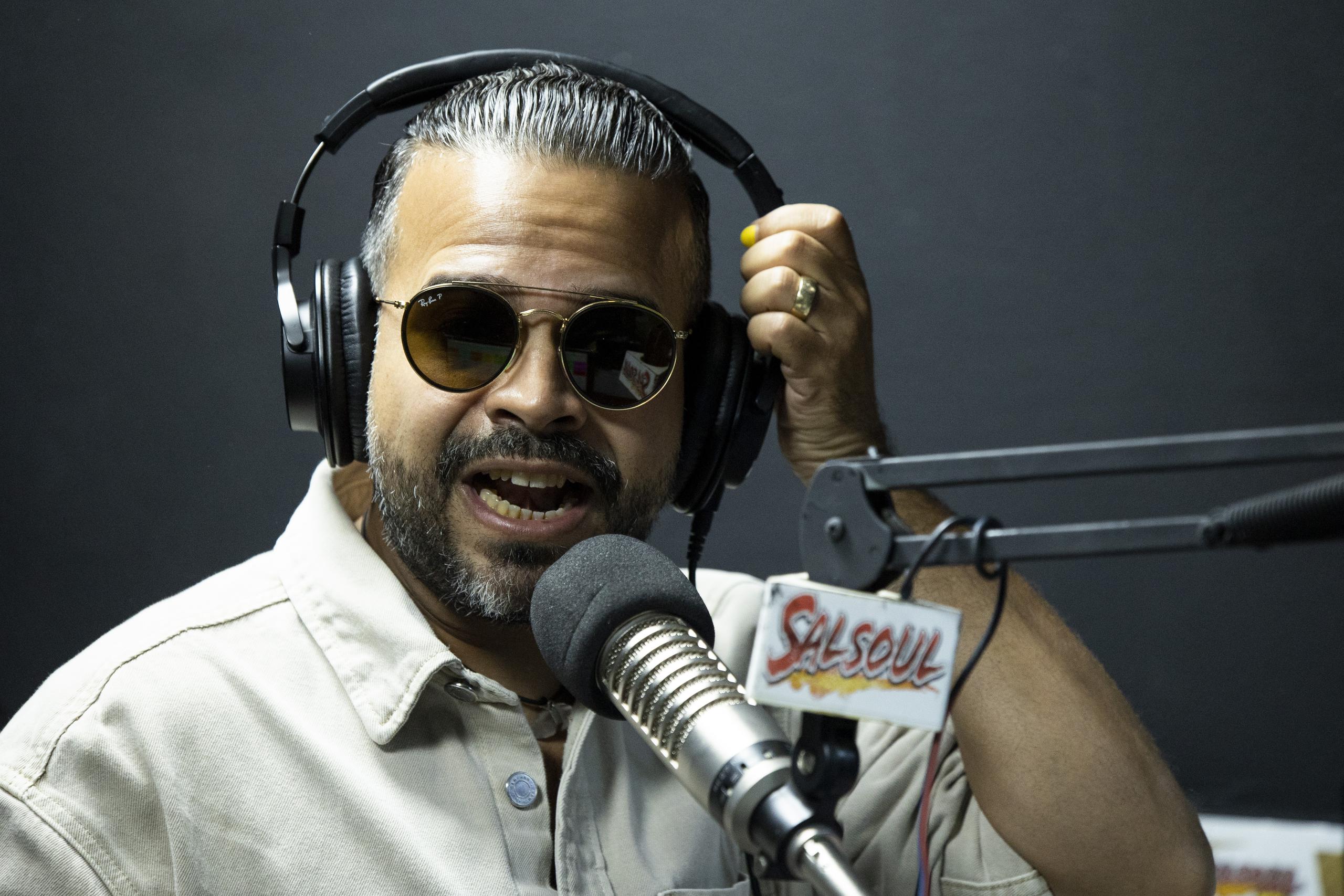 Gerardo Rivas anima de lunes a viernes por Salsoul el programa "El chamaquito de al lado".