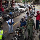 Largas colas en Caracas y otras ciudades de Venezuela para reabastecerse de gasolina